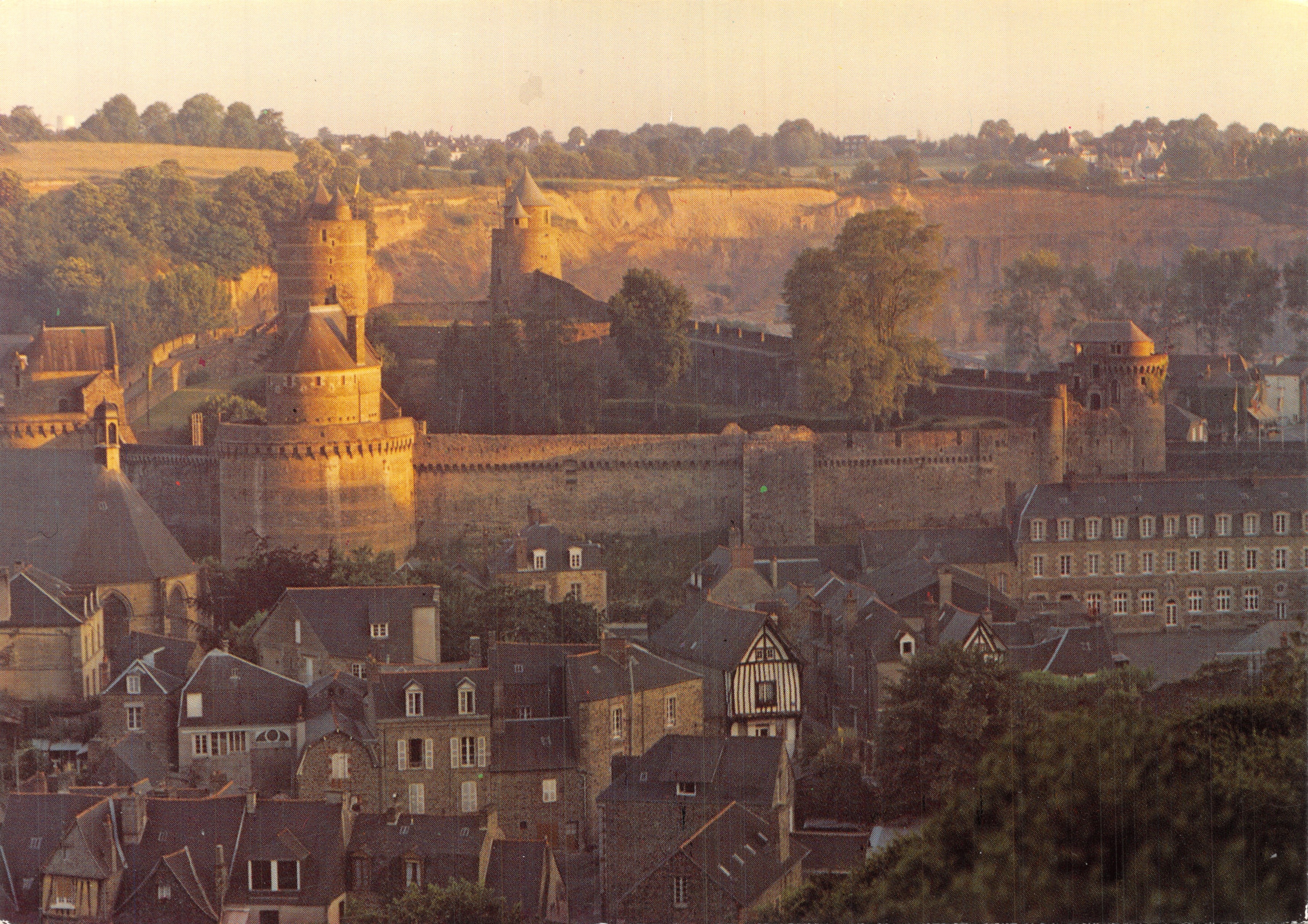 Fougeres (Ille-et-Vilaine) — vista del castillo visto desde la Place aux Arbres — Éditions Le Doaré