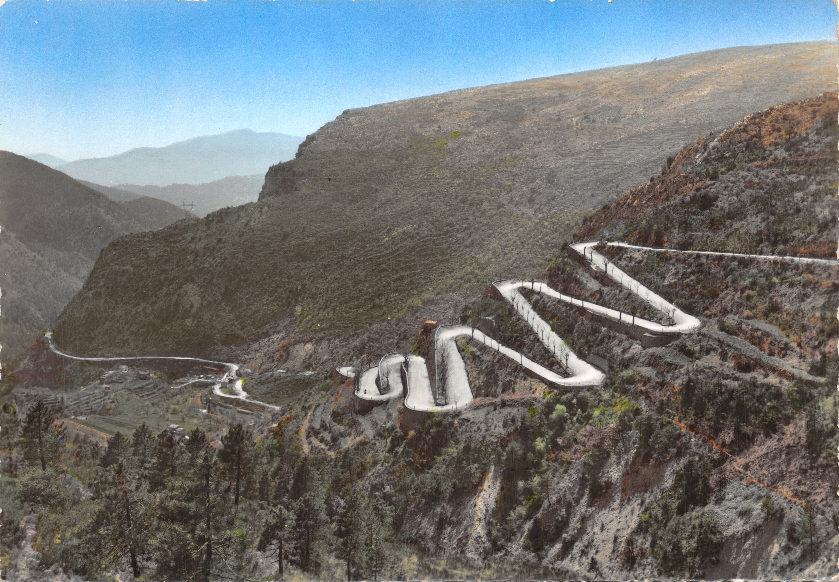 De haarspeldbochten van Col de Braus — panoramische weergave van de bochten — Éditions MAR, Nice