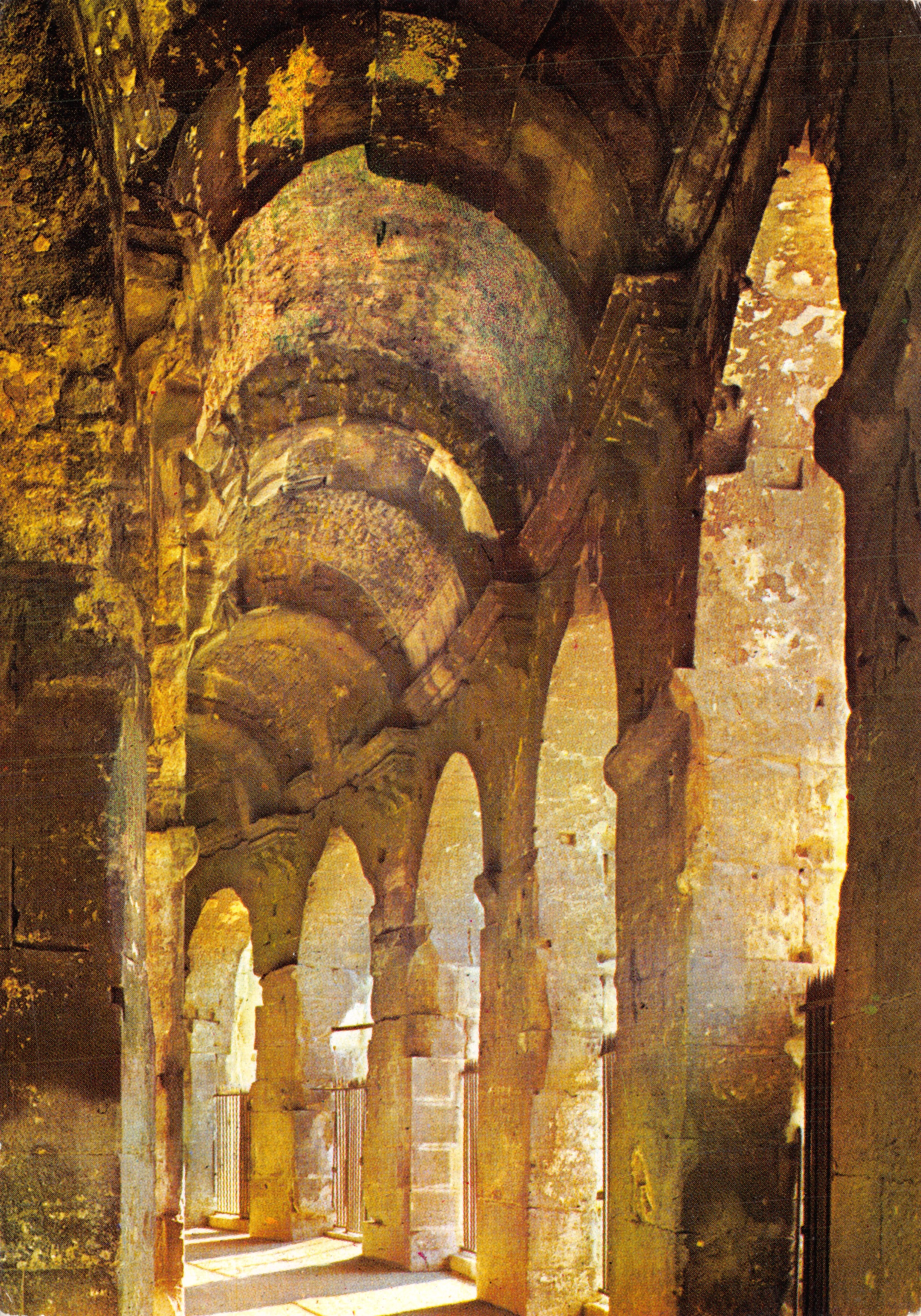 Nîmes — Le Arene romane — Grande galleria circolare inferiore — Ektachrome J. Feuillie