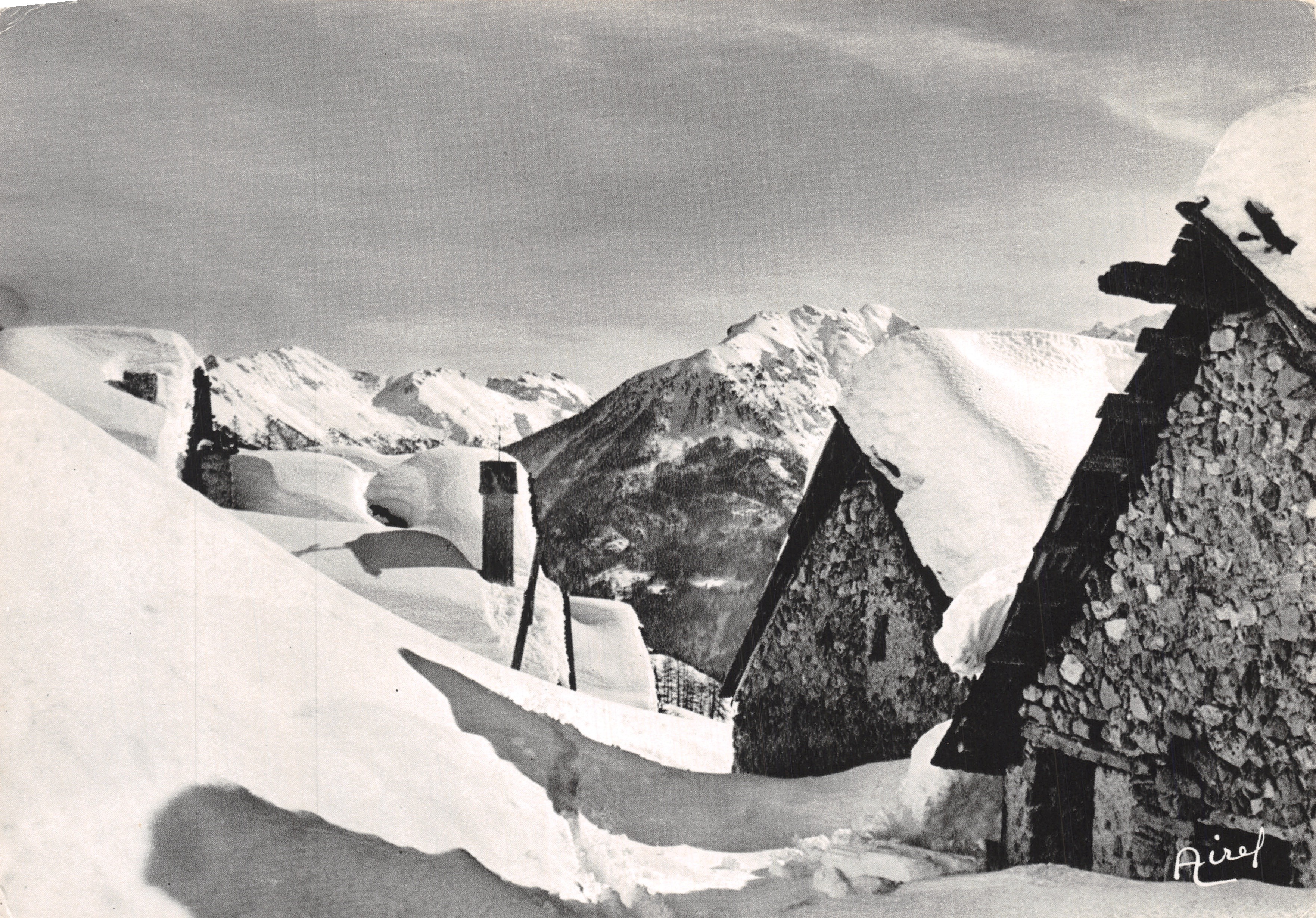 Vieux chalets d'alpage — paysage enneigé — Éditions Airel
