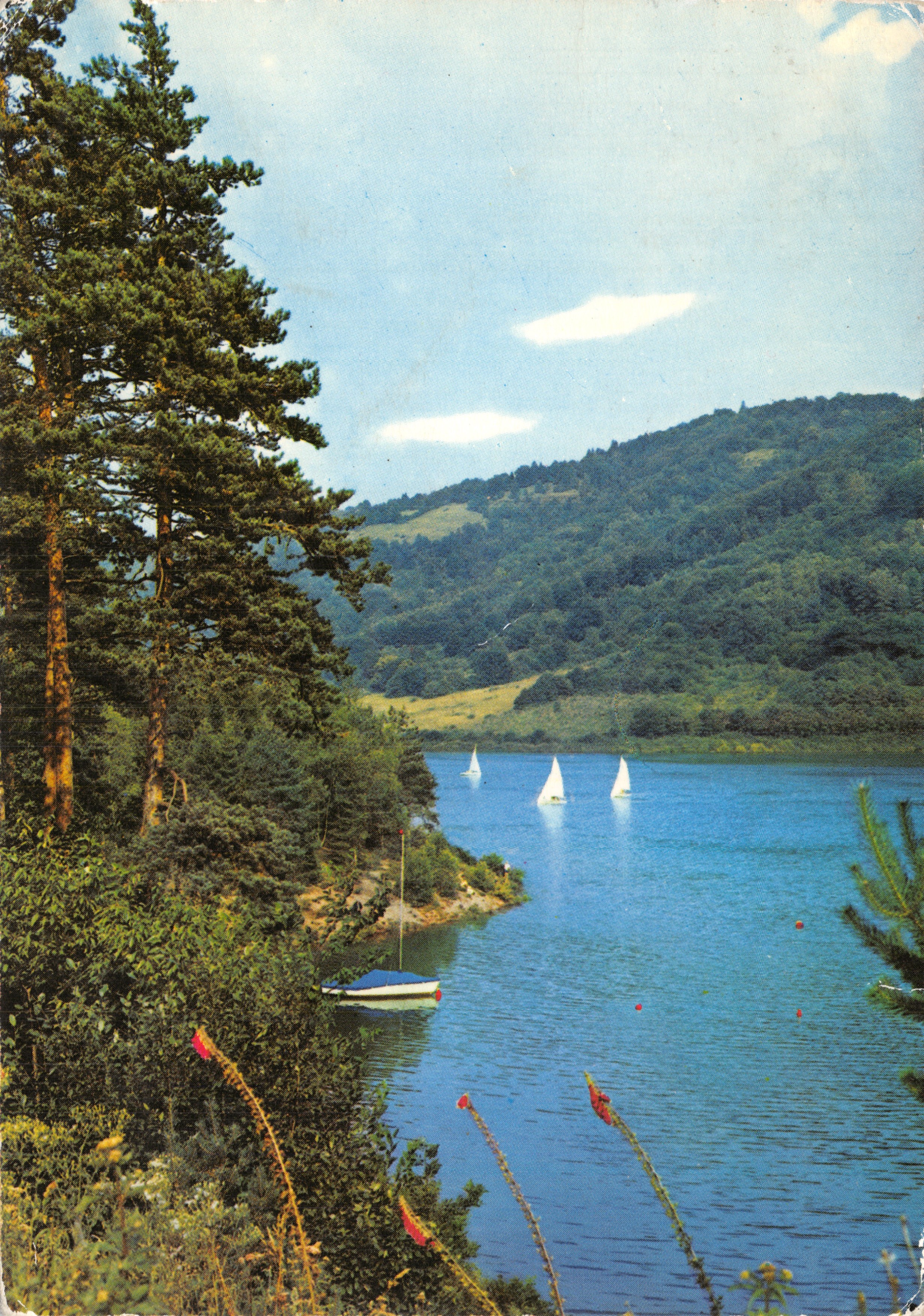 Voiliers sur le plan d'eau des Fades-Besserve — L'Auvergne touristique, éditeur SPADÈM, n° 63 D 25