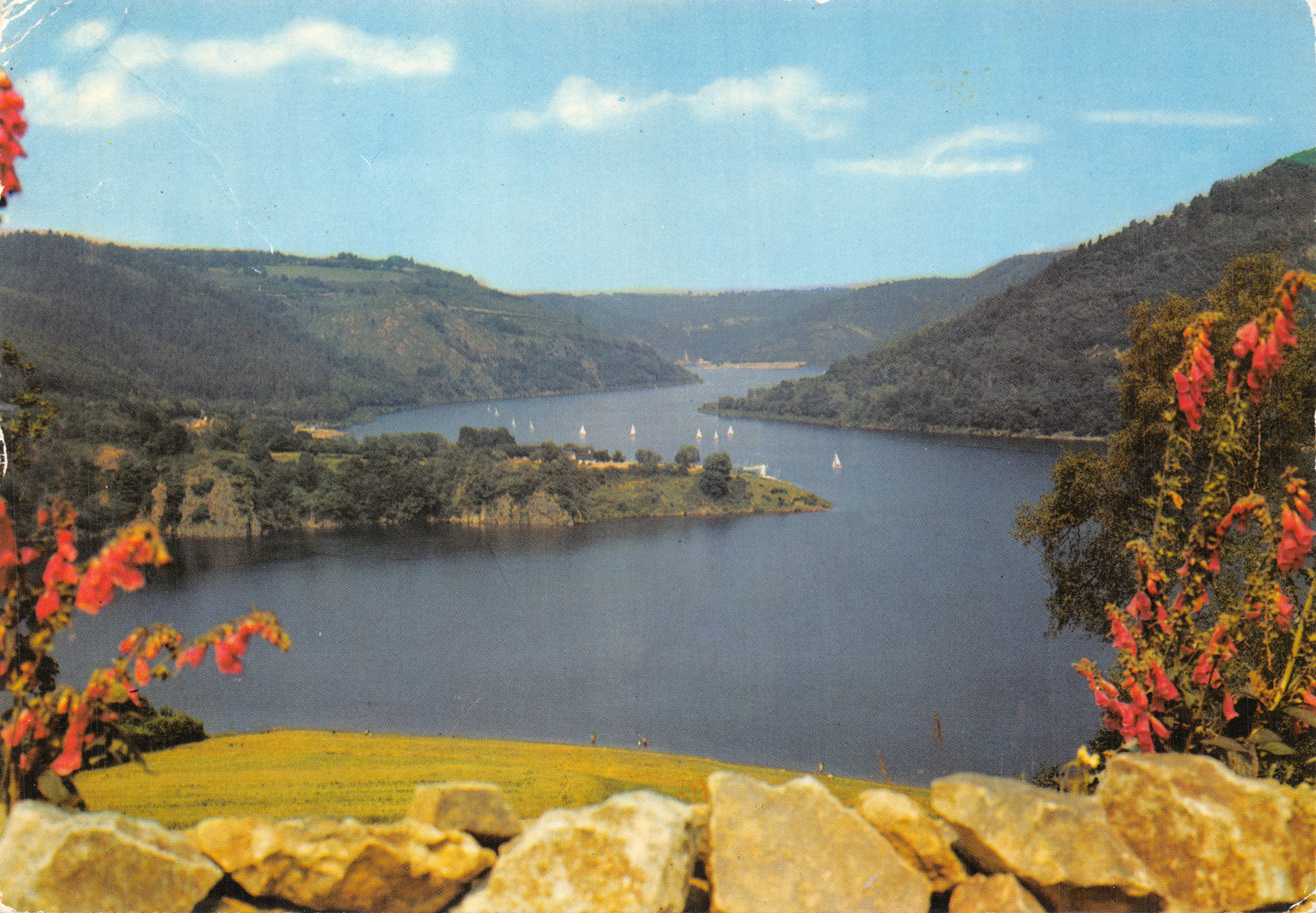 Vista del lago de Confolent — Plan d'eau des Fades Besserve — Éditions Chapdes