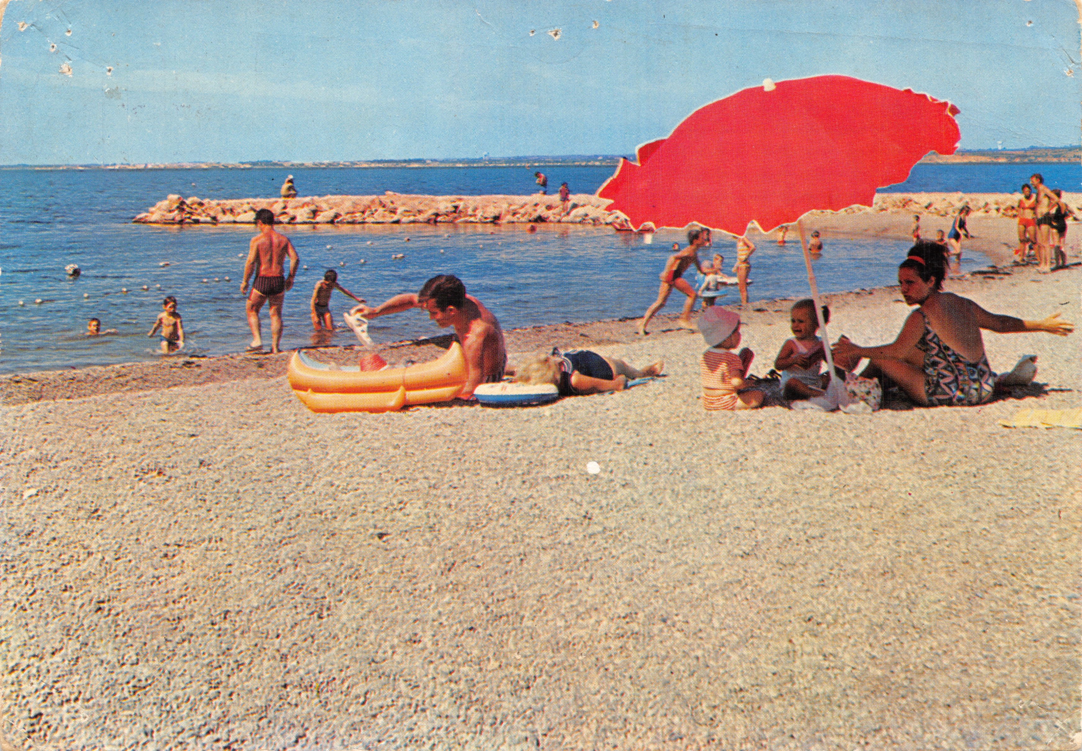 Balaruc-les-Bains — playa con sombrilla roja y bañistas — Clichés A. L. P. - Béziers