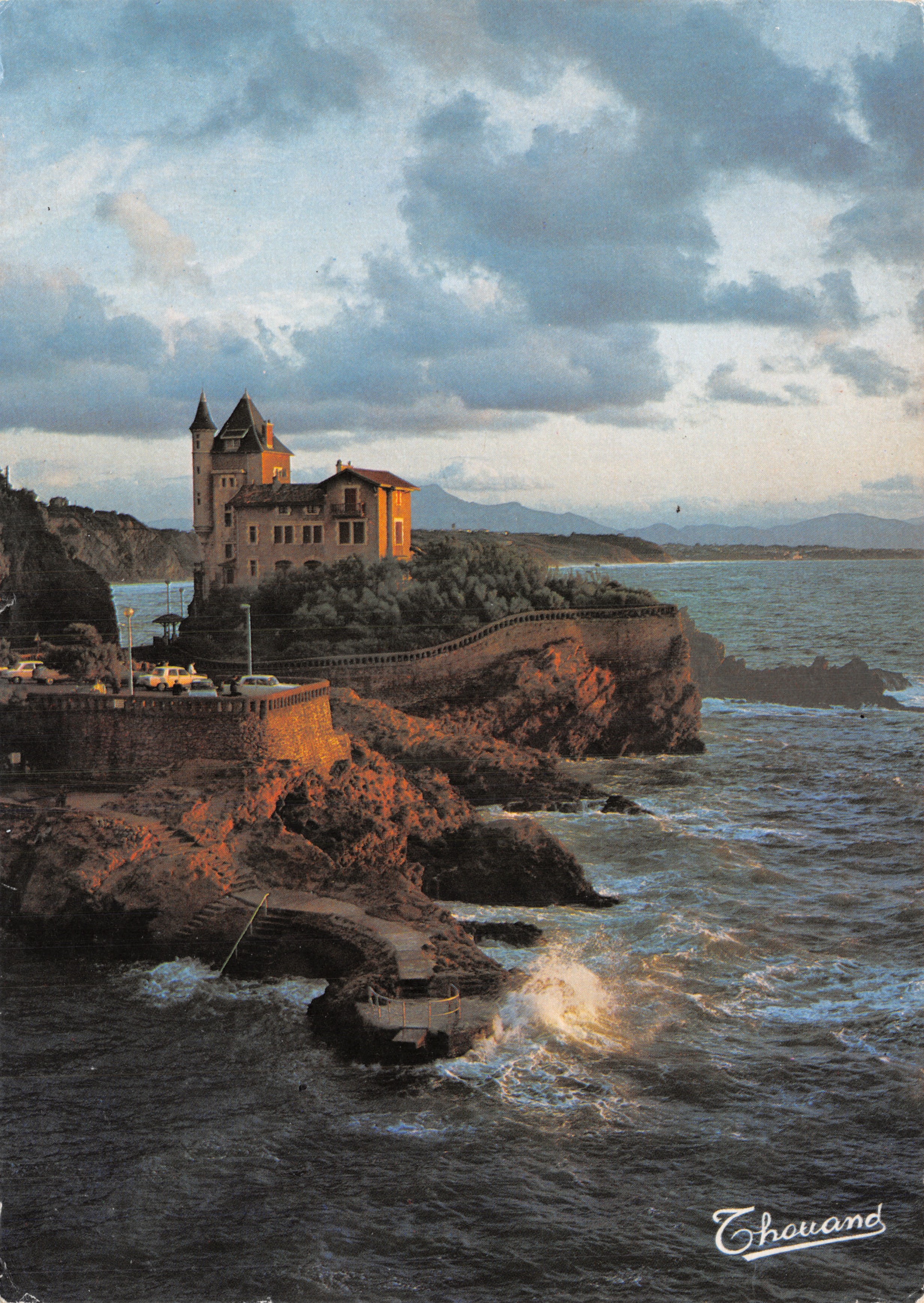 Castillo de Thouand — vista costera con acantilado y mar — editor Thouand