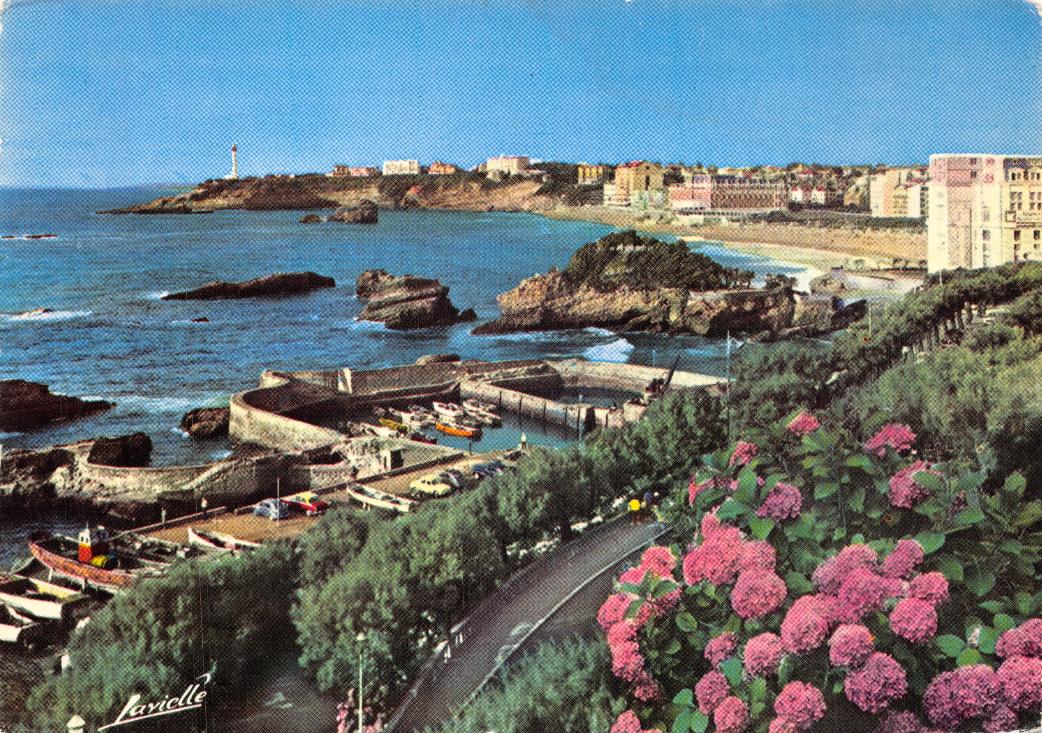 Biarritz — Vue générale sur le port des Pêcheurs, le Basta, la Plage et le Phare — L. LAVIELLE - BIARRITZ