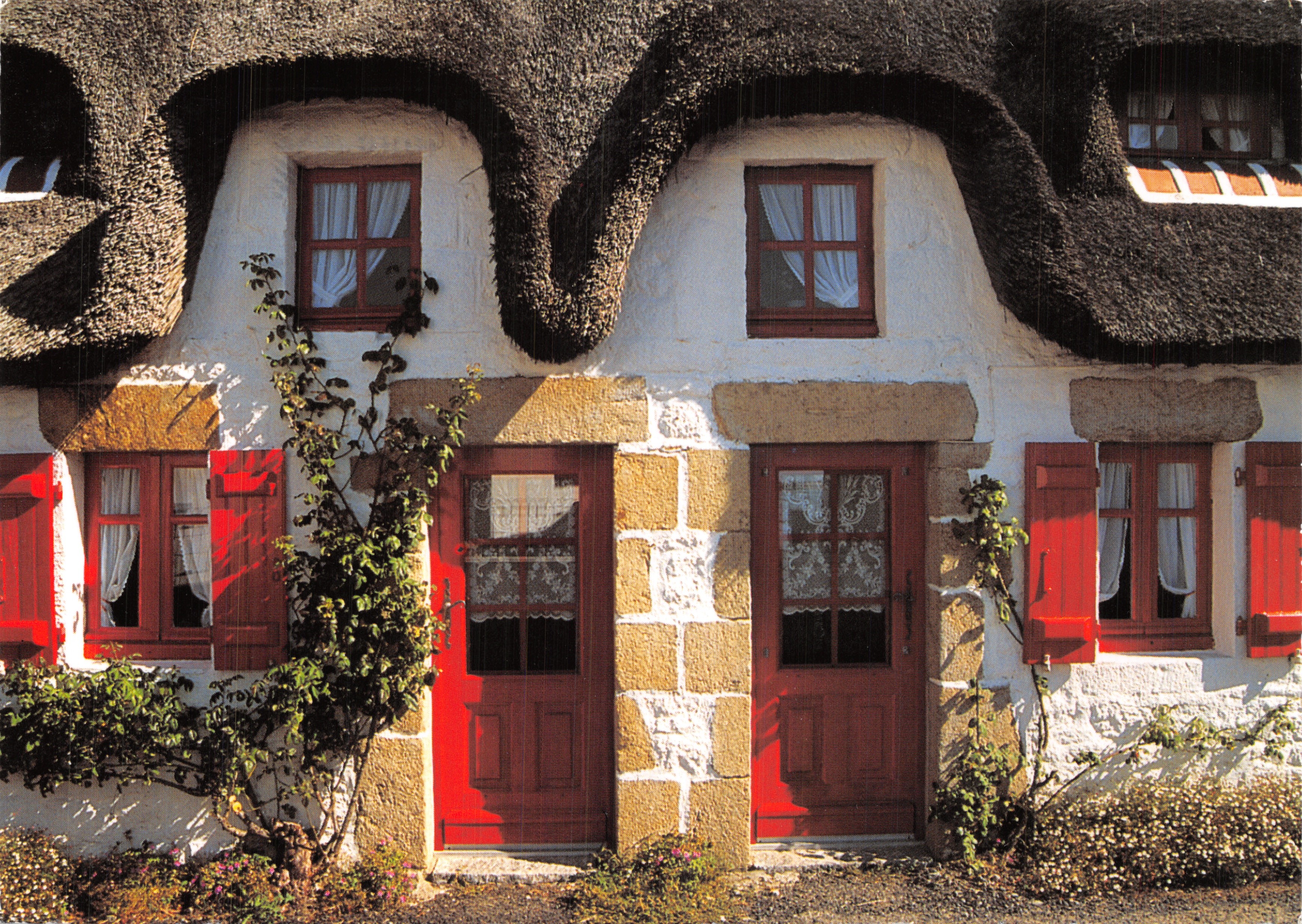 Charmantes chaumières bretonnes — maison à toit de chaume, façade en pierre et volets rouges — Éditions d'Art Jos Le Doare, N° 121