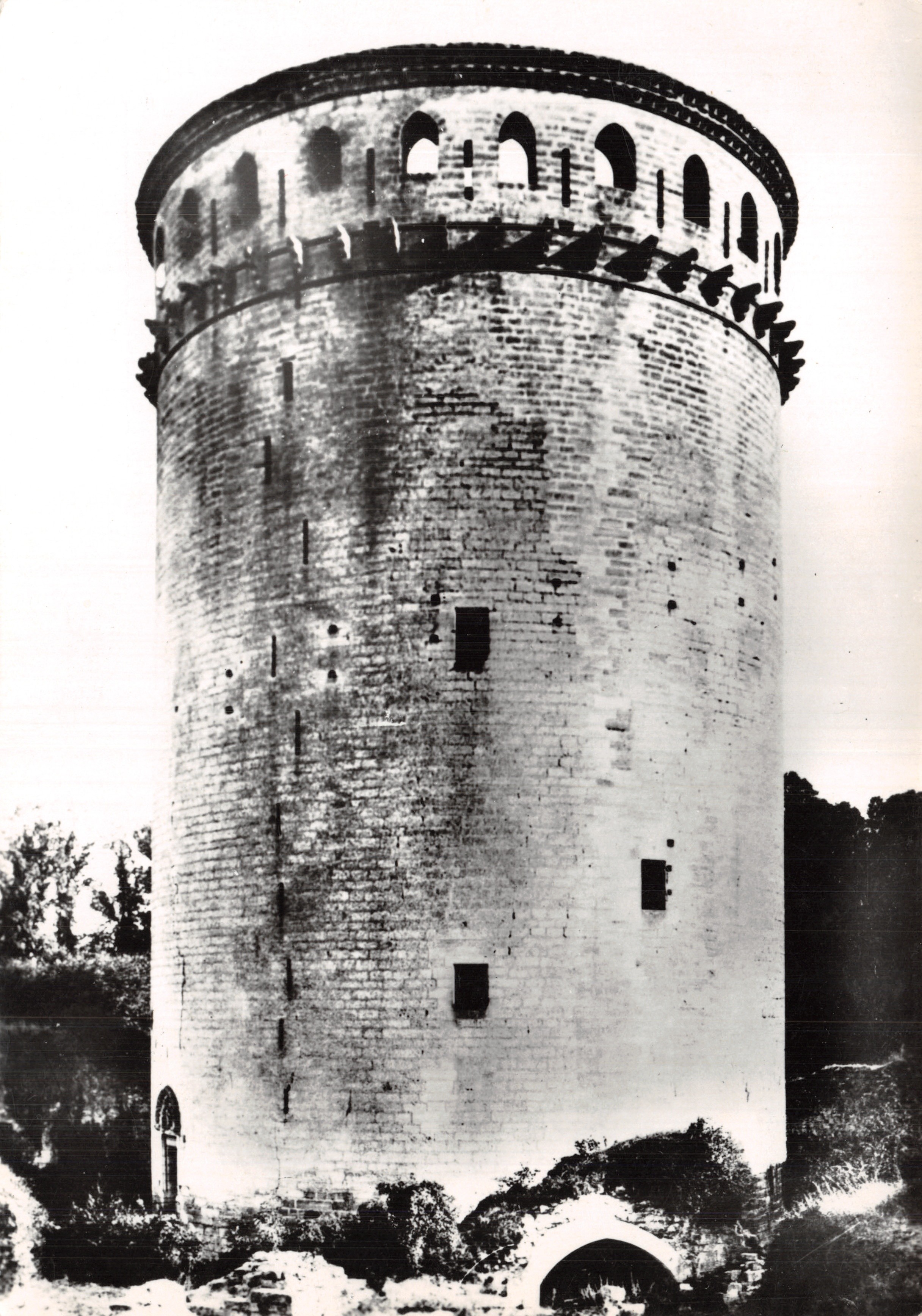 Coucy-le-Château — Donjon du château (XIIIe s.) — Service Commercial Historiques, Paris