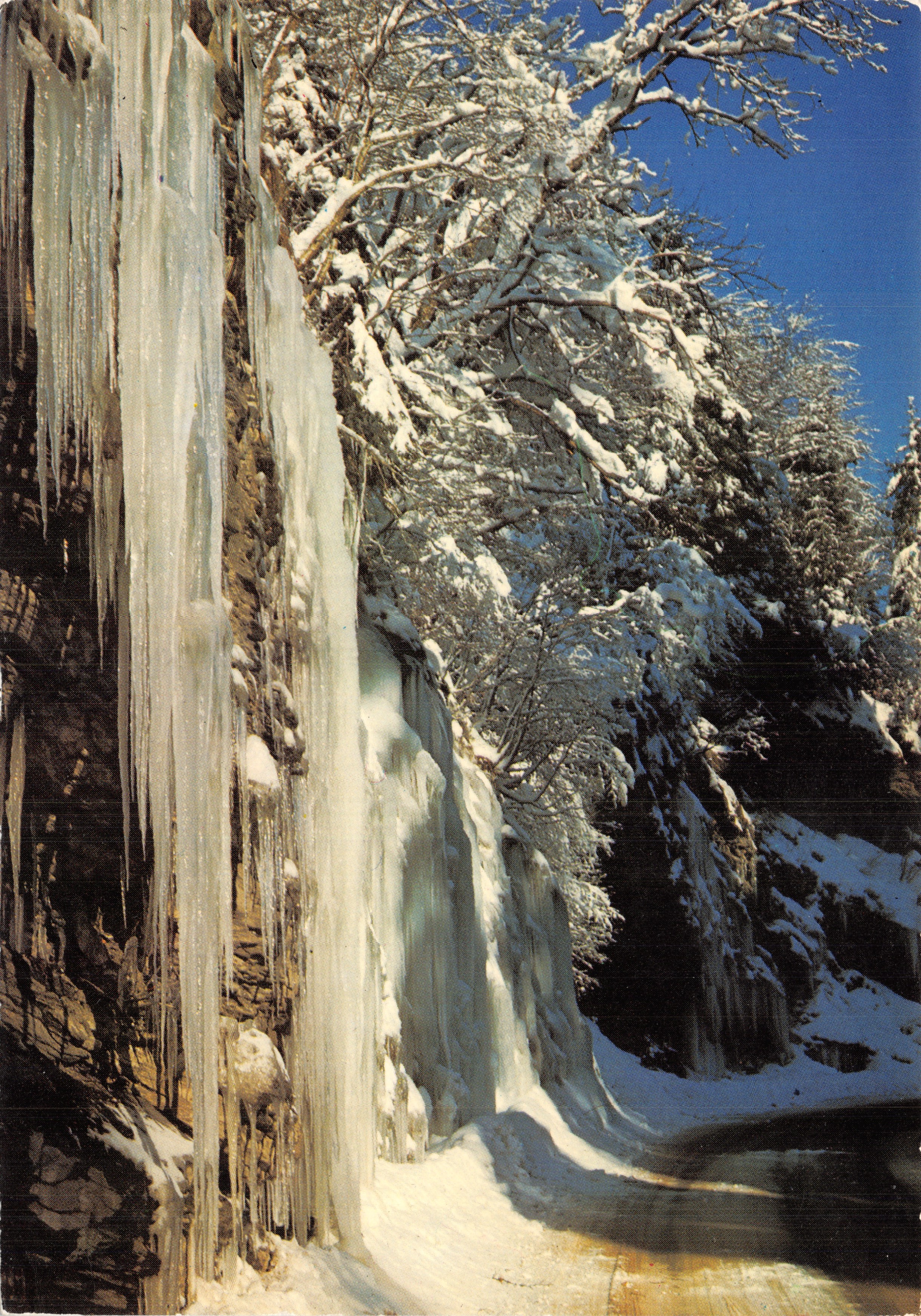 Chute d'eau gelée — cascade enneigée avec stalactites — Éditions J. CELLARD