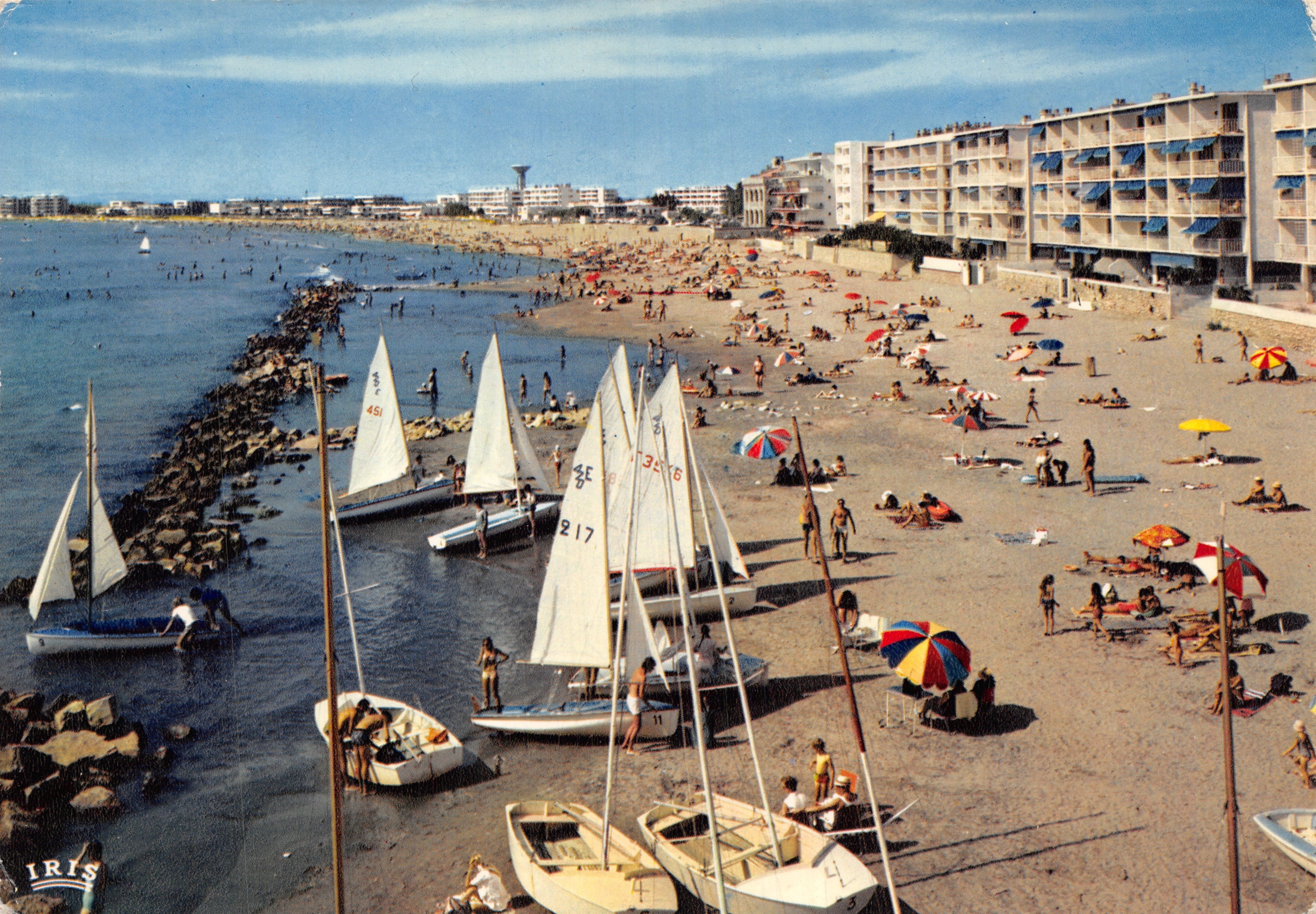Plage du Boucanet — vue aérienne de la baie avec voiliers et bâtiments — éditeur IRIS