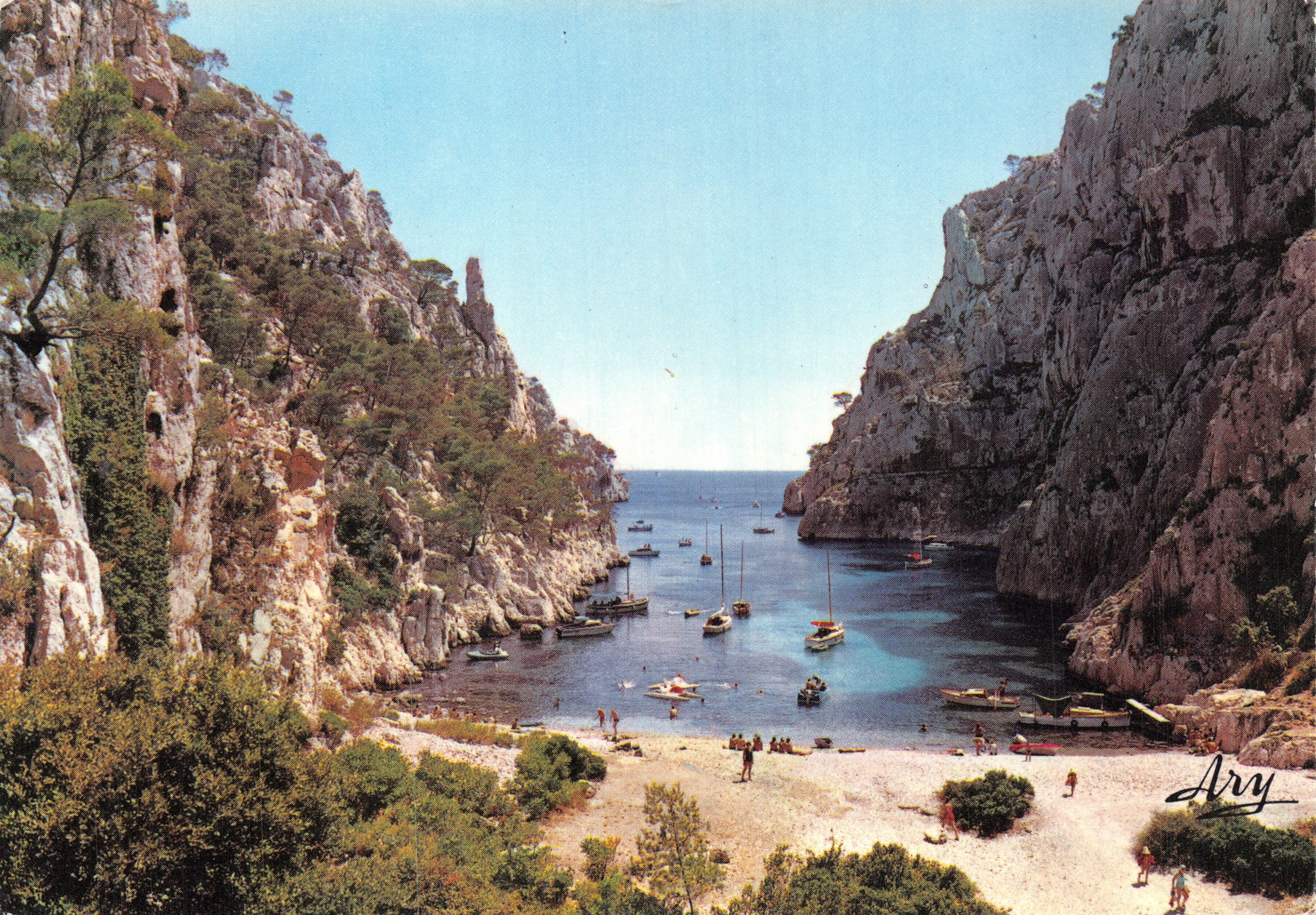 Calanques de Marseille — vue panoramique de la baie entre falaises — éditeur ARY