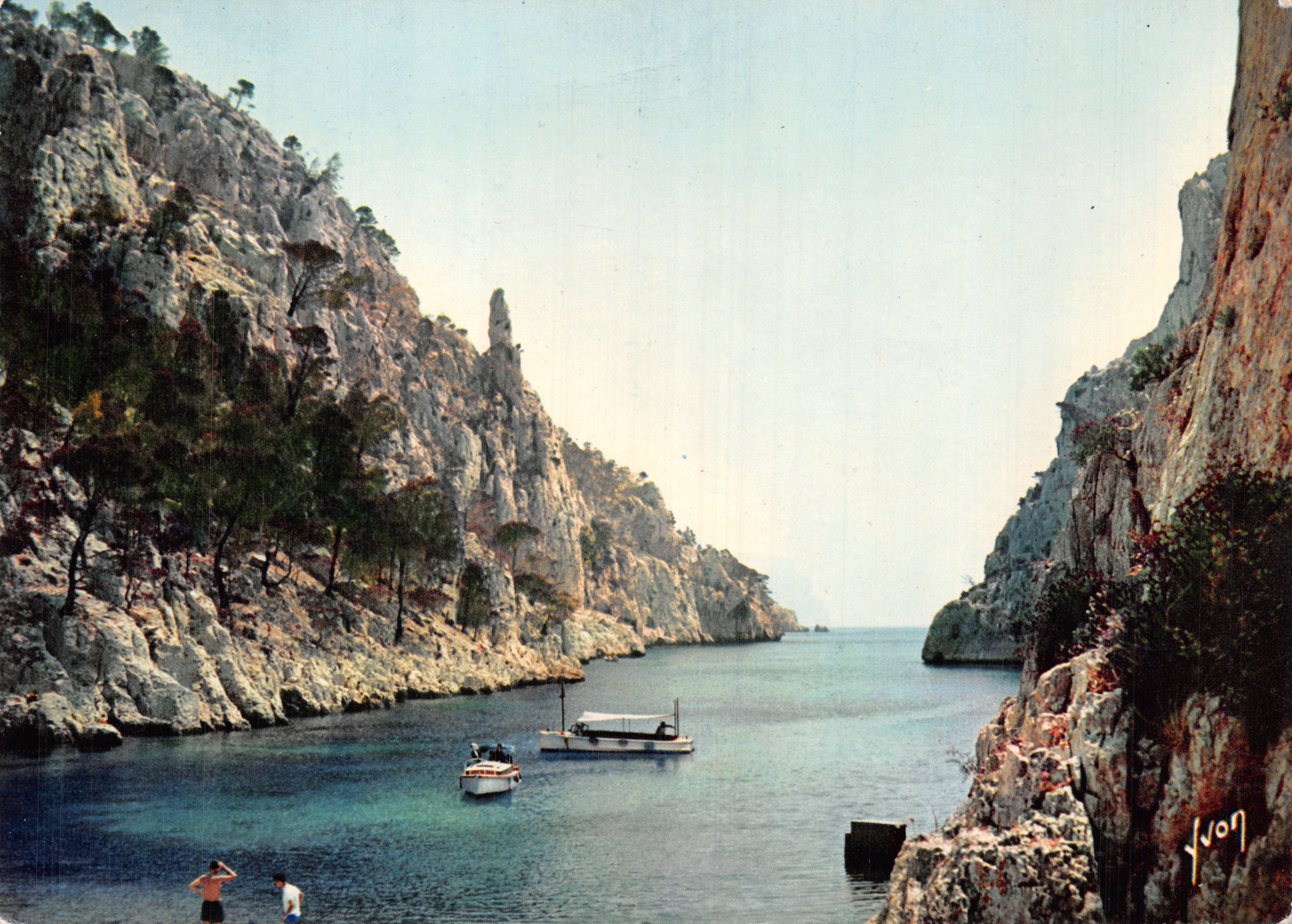 Calanque de Cassis — vue panoramique entre falaises calcaires — éditeur Yvon