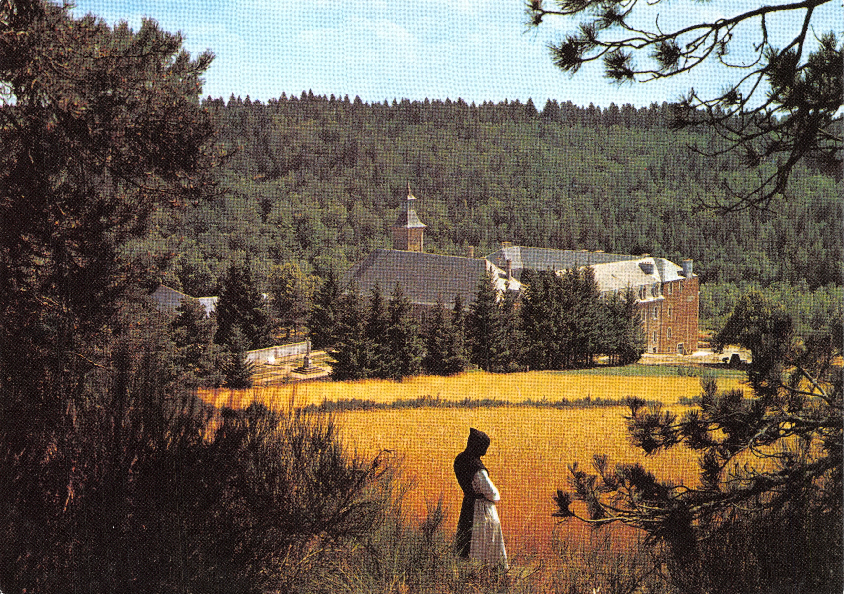 Trappe Notre-Dame des Neiges — vue du couvent entouré de forêt et de champ de blé, avec religieuse en premier plan — éditeur ACTION GRAPHIQUE ST-ETIENNE, n° 718