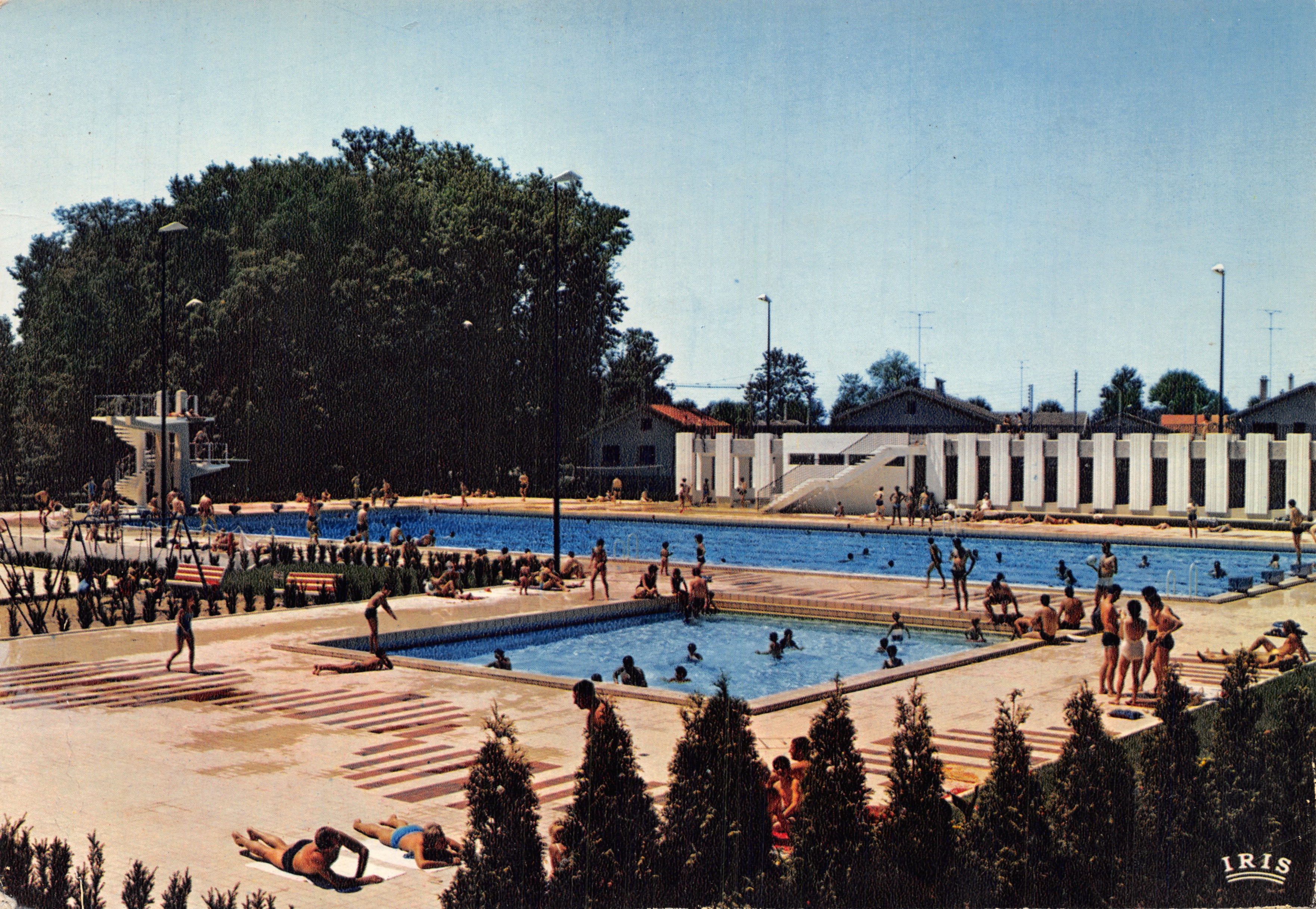 Piscina de Feurs — vista general con tobogán y bañistas — editor IRIS