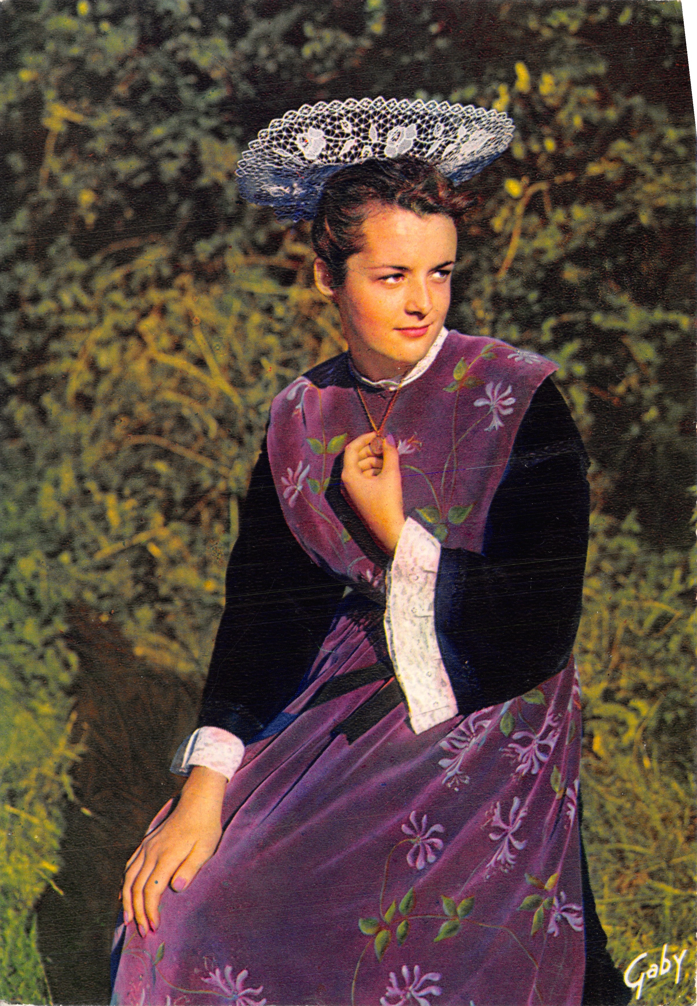 Jeune femme en robe violette — scène de campagne — éditeur Gaby