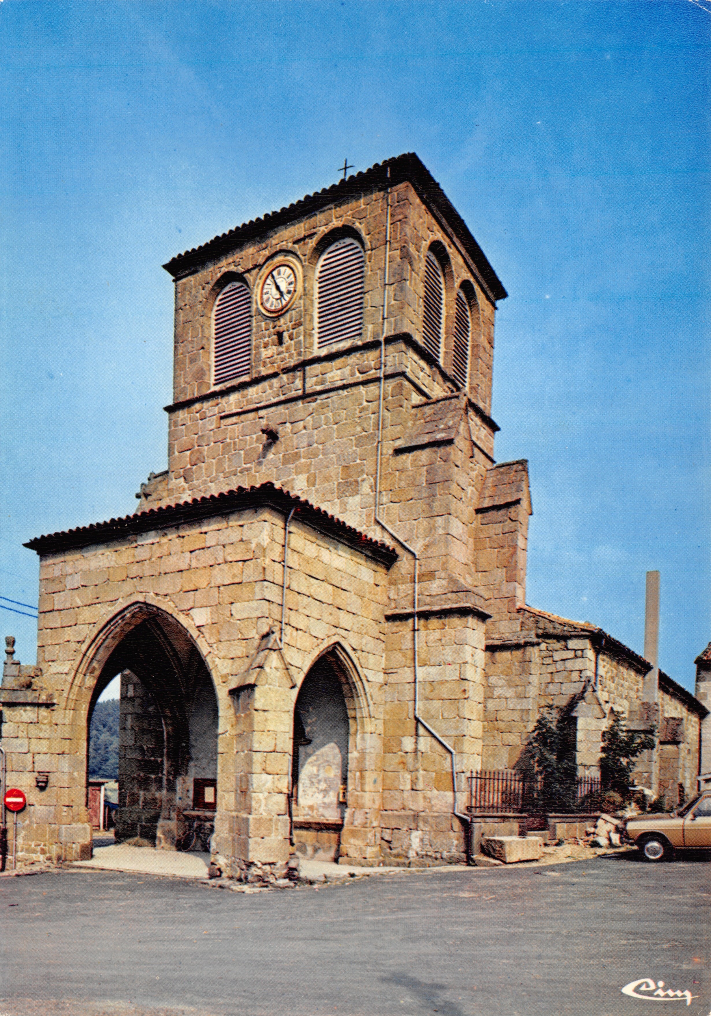 Chiesa Saint-Étienne di Gumières — torre campanaria con orologio e arco gotico — editore Cing