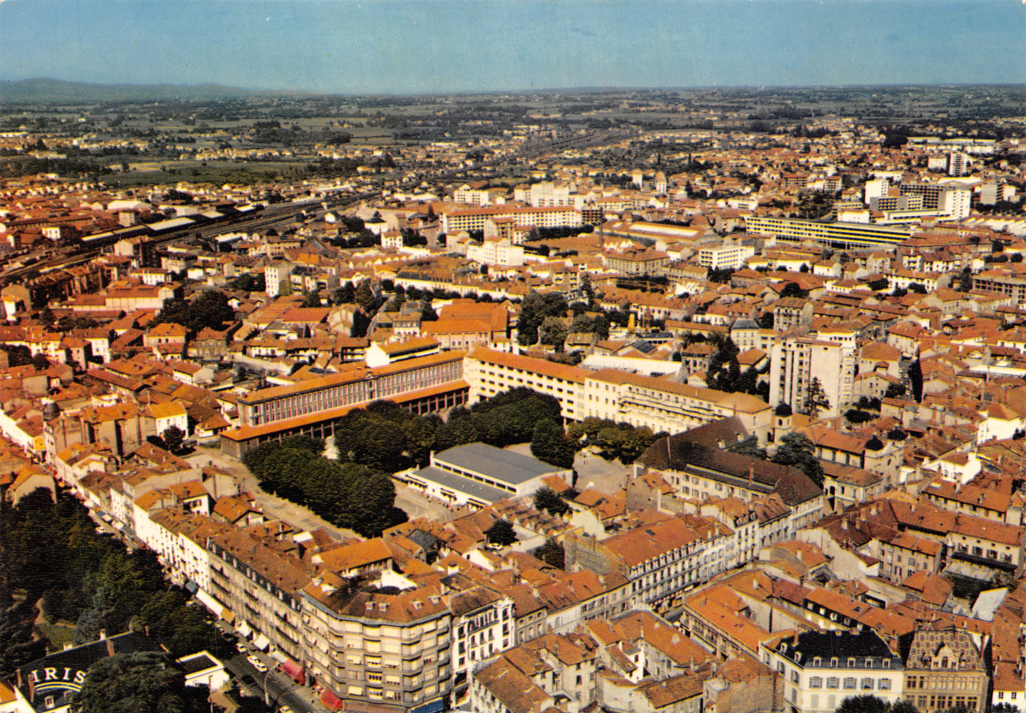 Roanne (Loire) — Vue générale, le Lycée et la rue Charles de Gaulle — Éditions HACHETTE