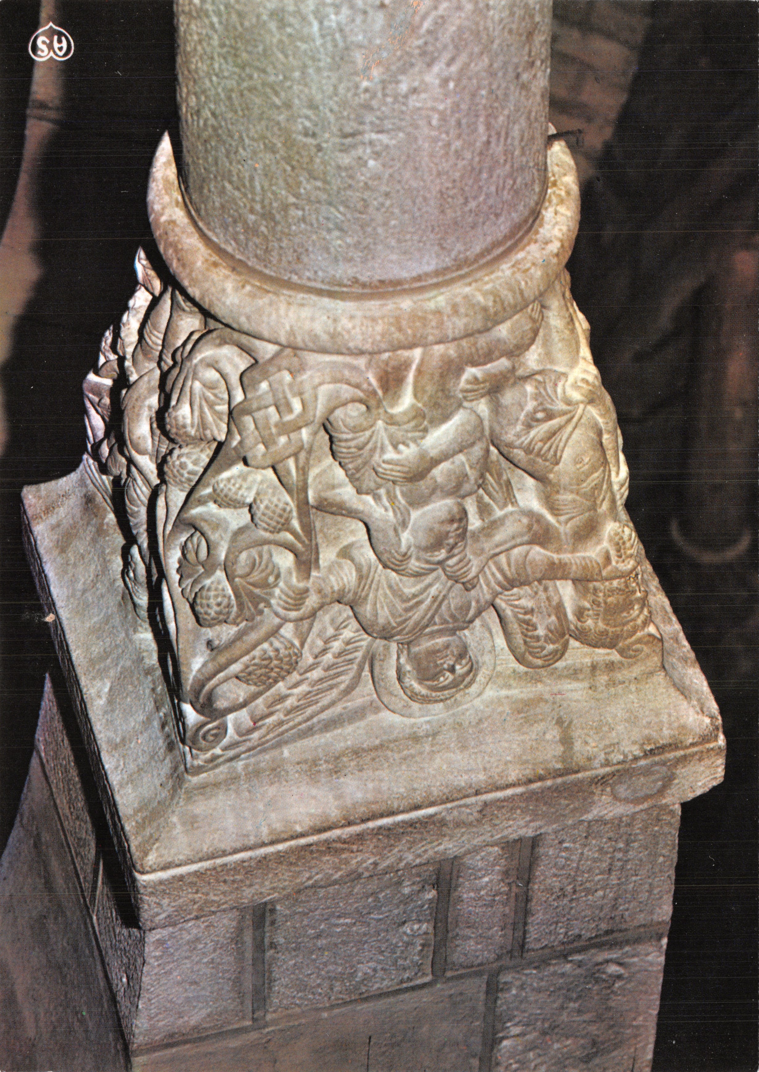 Sculpted base of a pillar — capital from the 11th century — Éditions du Lys