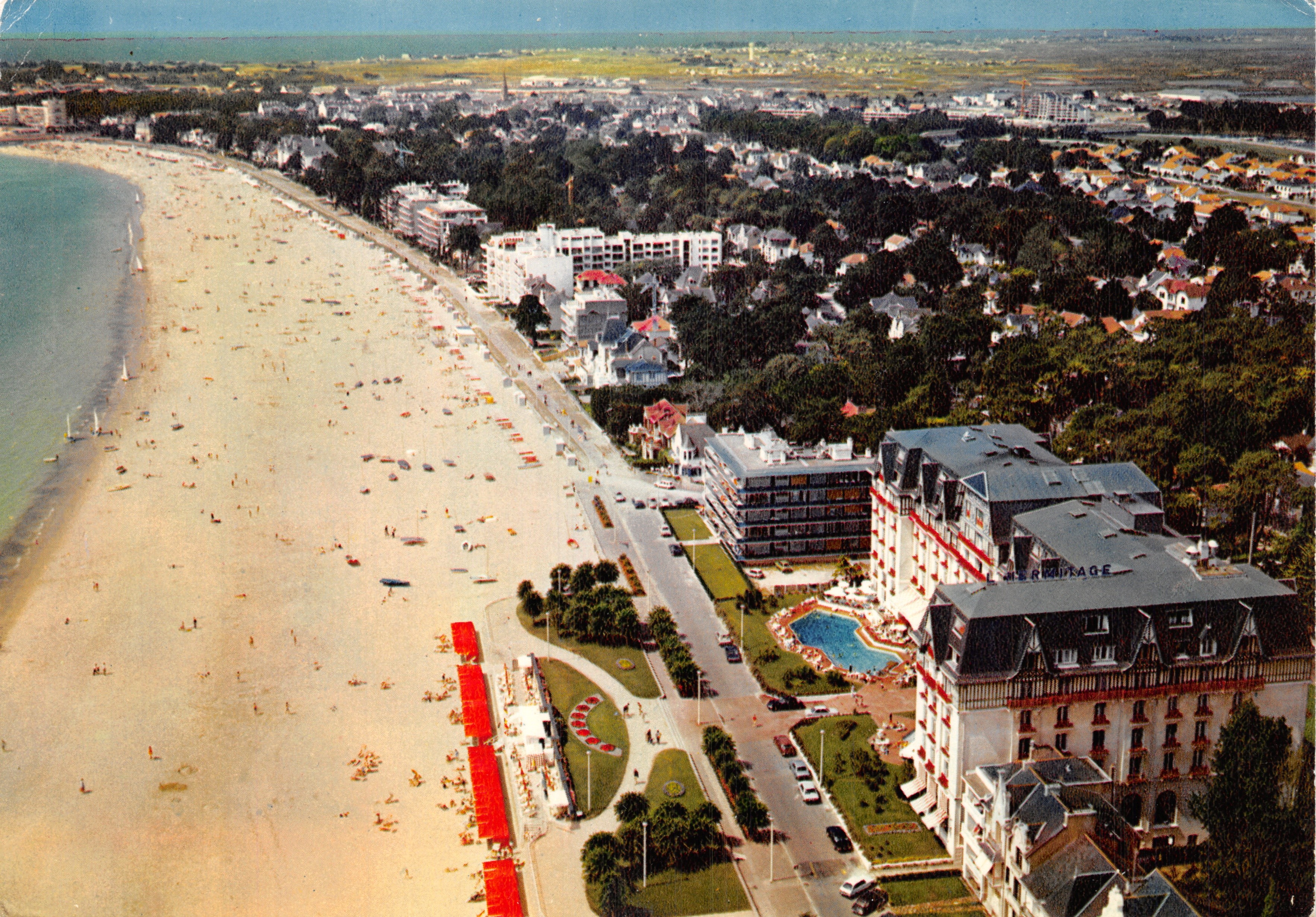 La Baule — vista aérea de la playa y del Hotel L'Hermitage — Editor: Les Éditions du Gabier