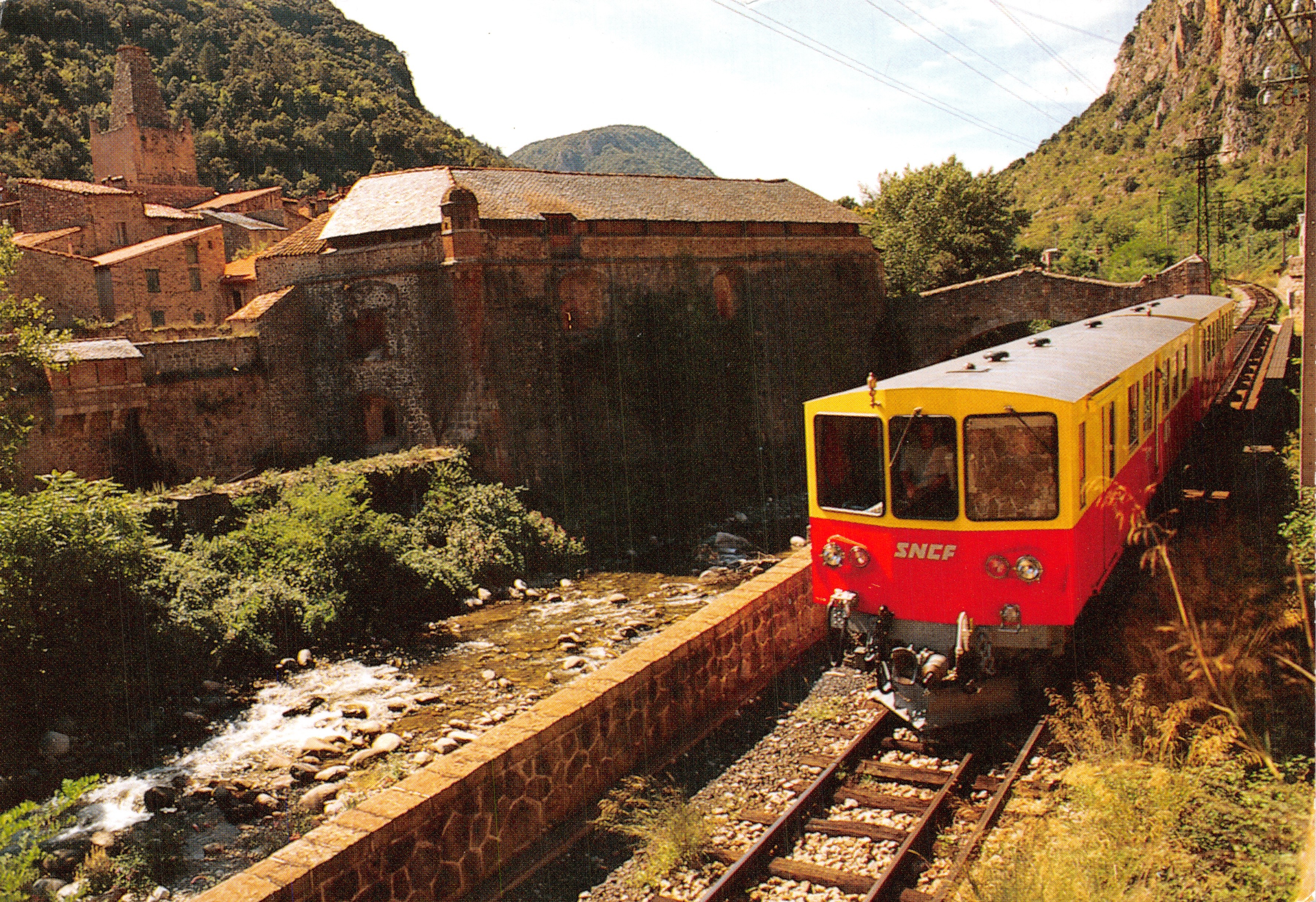 Villefranche de Conflent — Der gelbe Zug vor dem Bastion de la Boucherie — SARL ÉDITIONS DINO PERPIGNAN n°7277