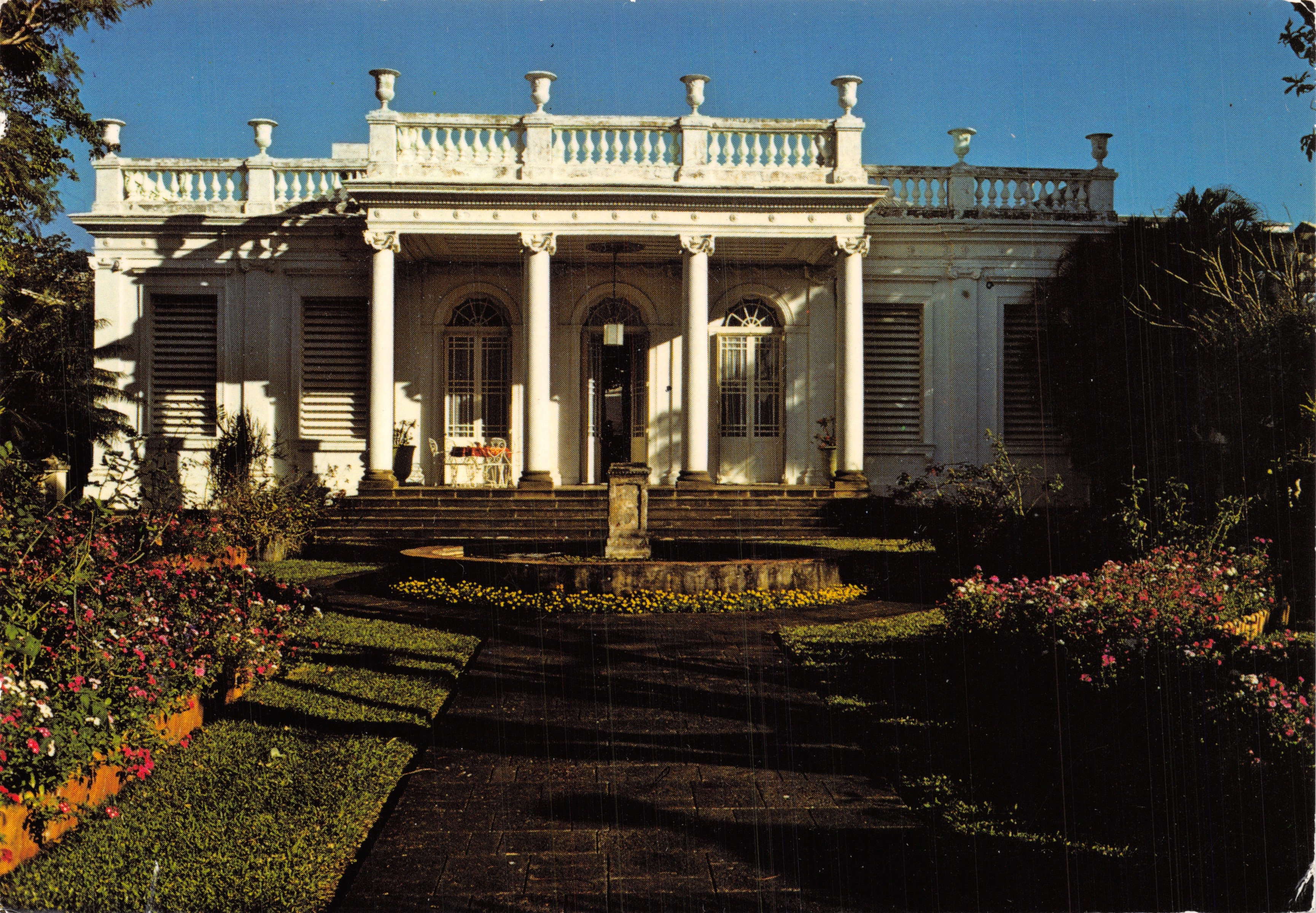 Klassische Villa — Blühender Garten — Verlag J.C. NOURALT, Case Créole, ST-DENIS