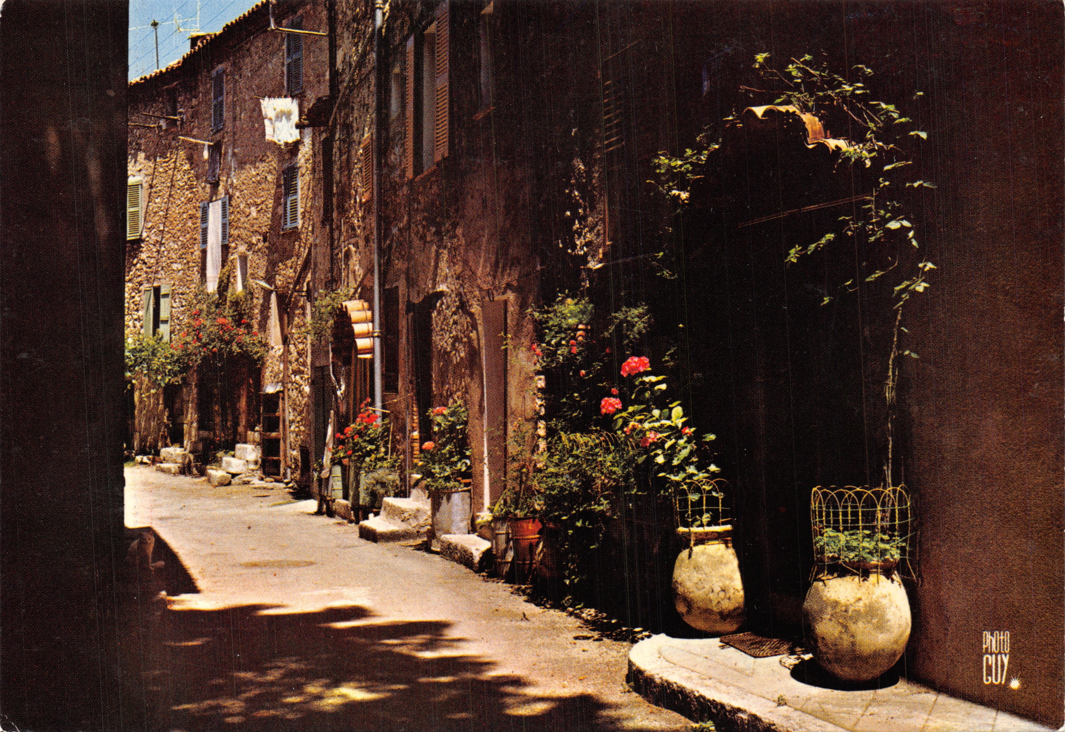 Saint-Cézaire-sur-Siagne — strada pittoresca del Vecchio Borgo — Foto CUY