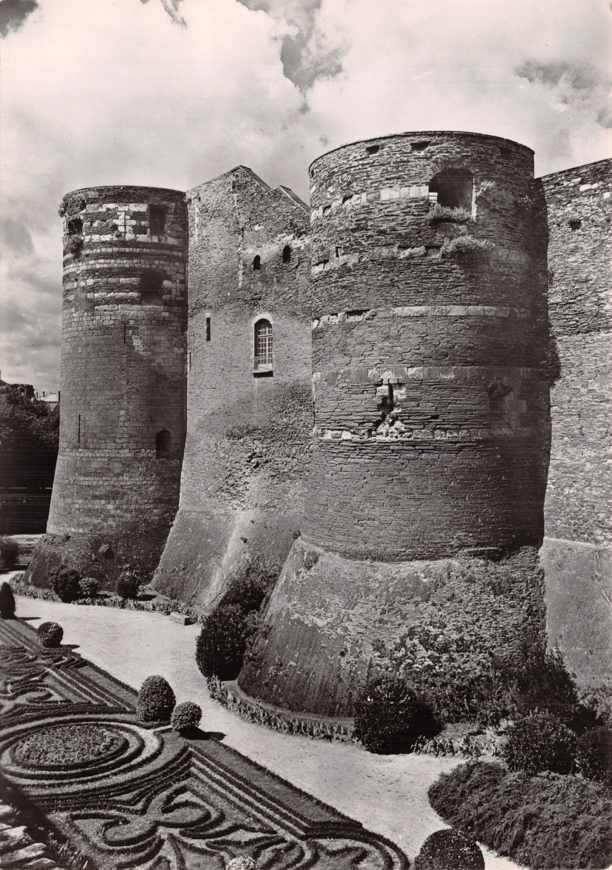 Angers — Château (XIIIe s.) — Tours vers le Sud — Service Commercial Monuments Historiques — n° 49 007 7265 69 04