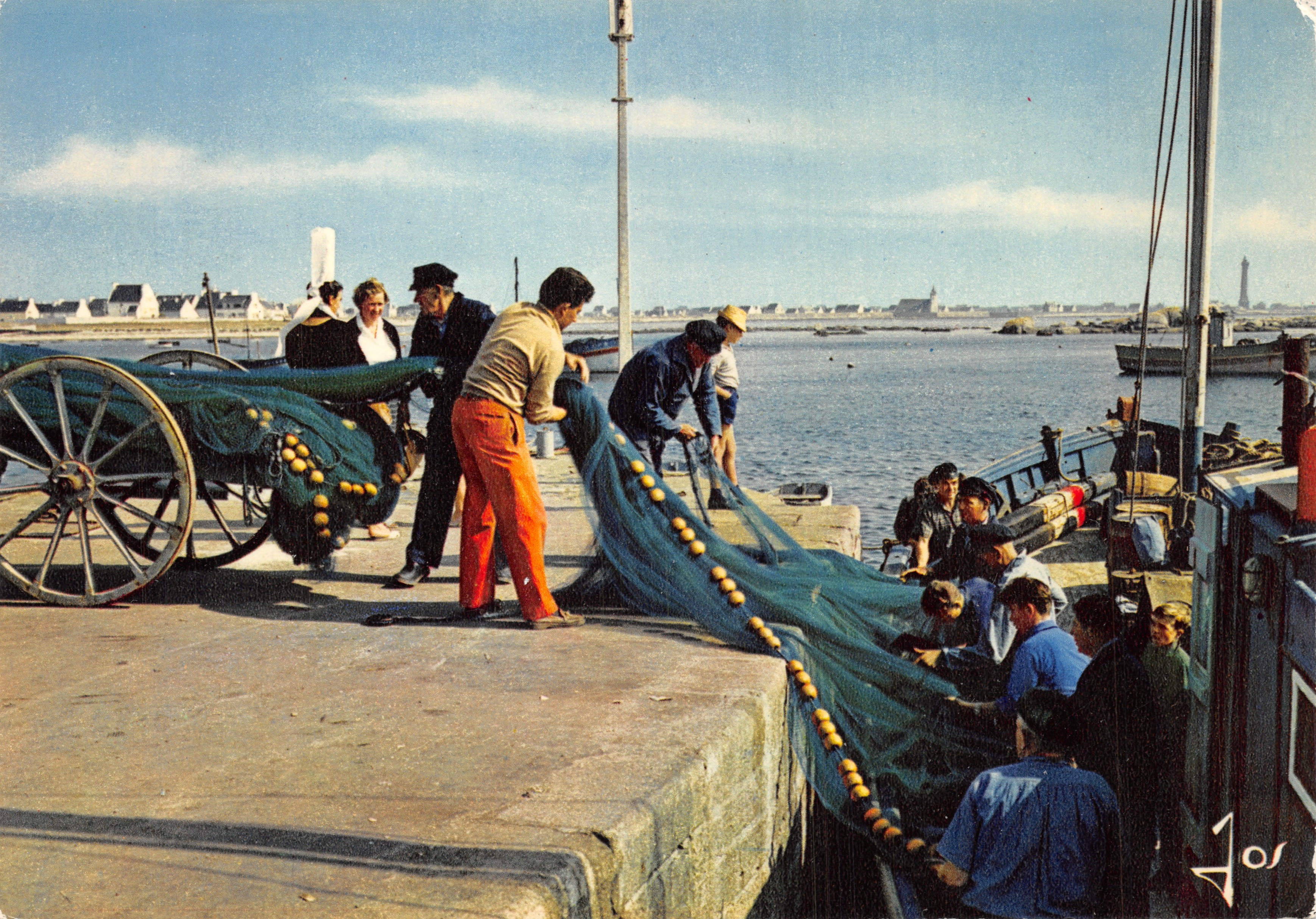 Pêcheurs en action — Départ pour la pêche dans un port du pays bigouden — Éditeur JOS