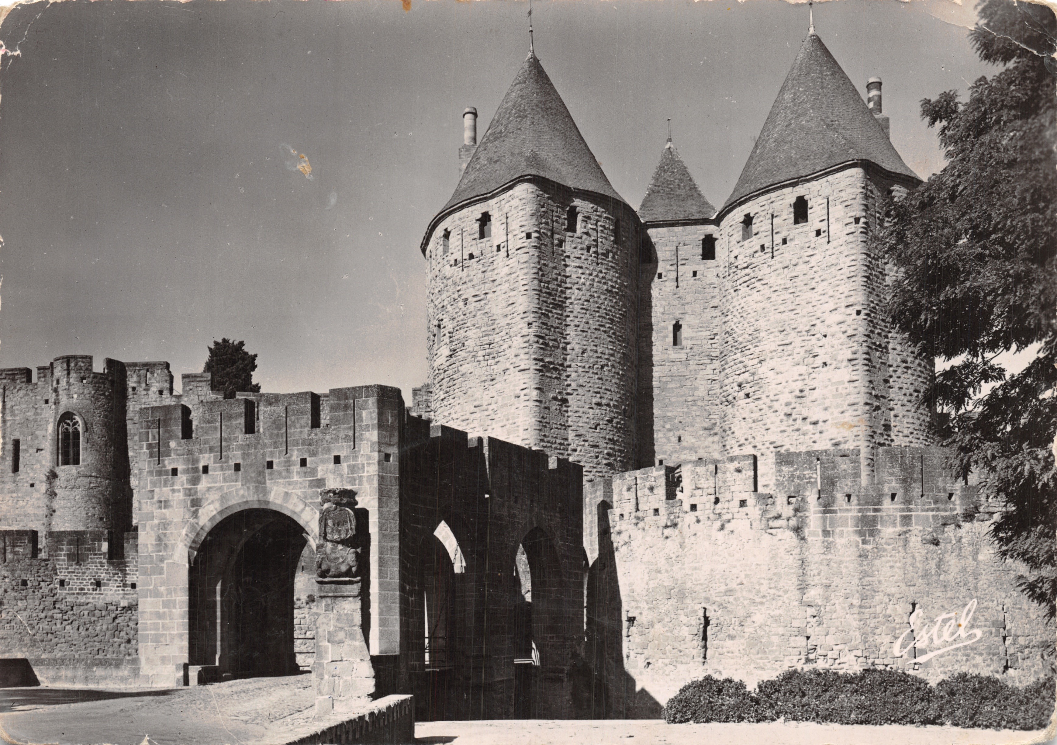 Carcassonne — Puerta Narbonnese (siglo XIII) — Editor: Estel