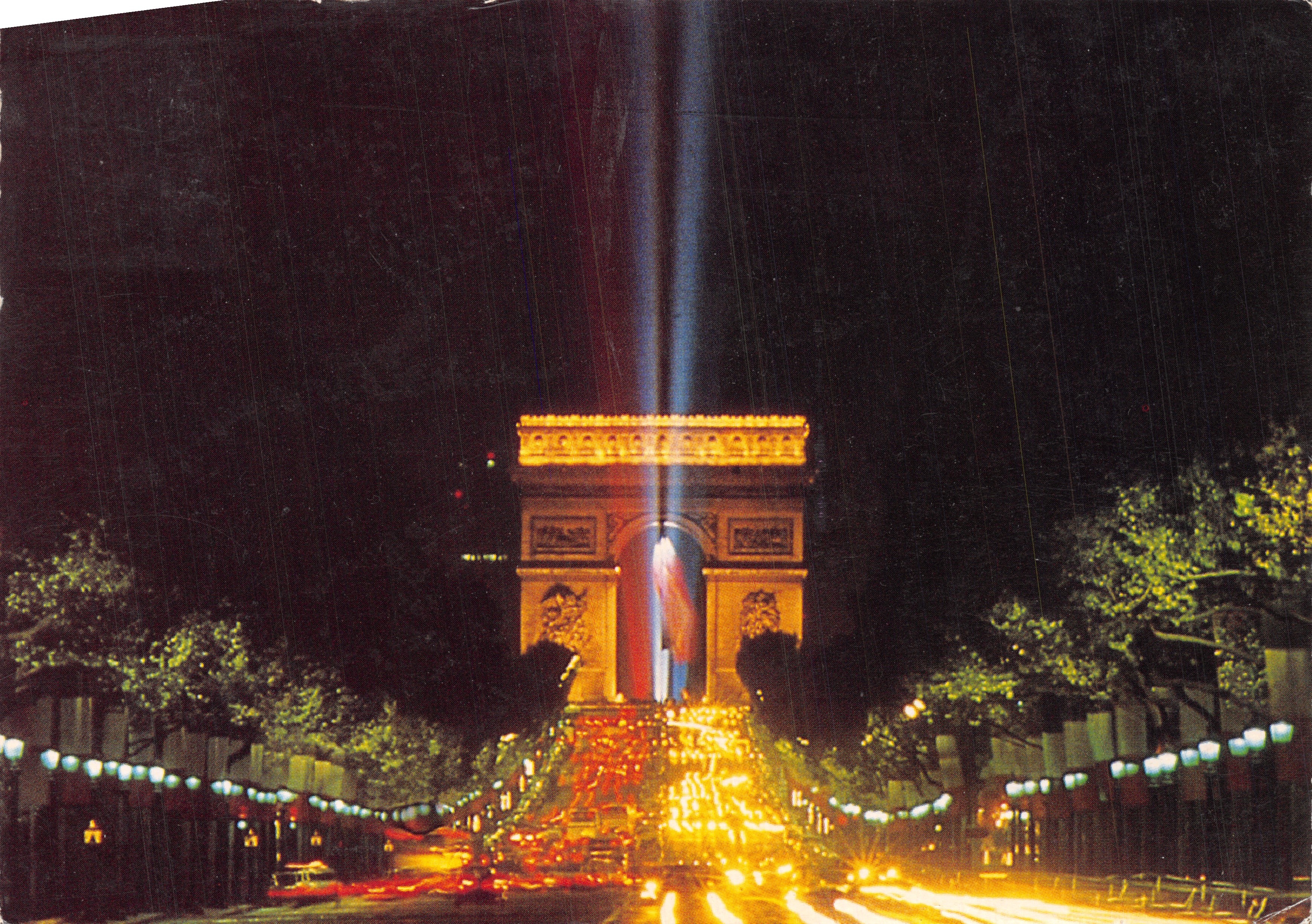 Arc de Triomphe — scène nocturne avec faisceau lumineux — J.-M. Truchet - Fotogram