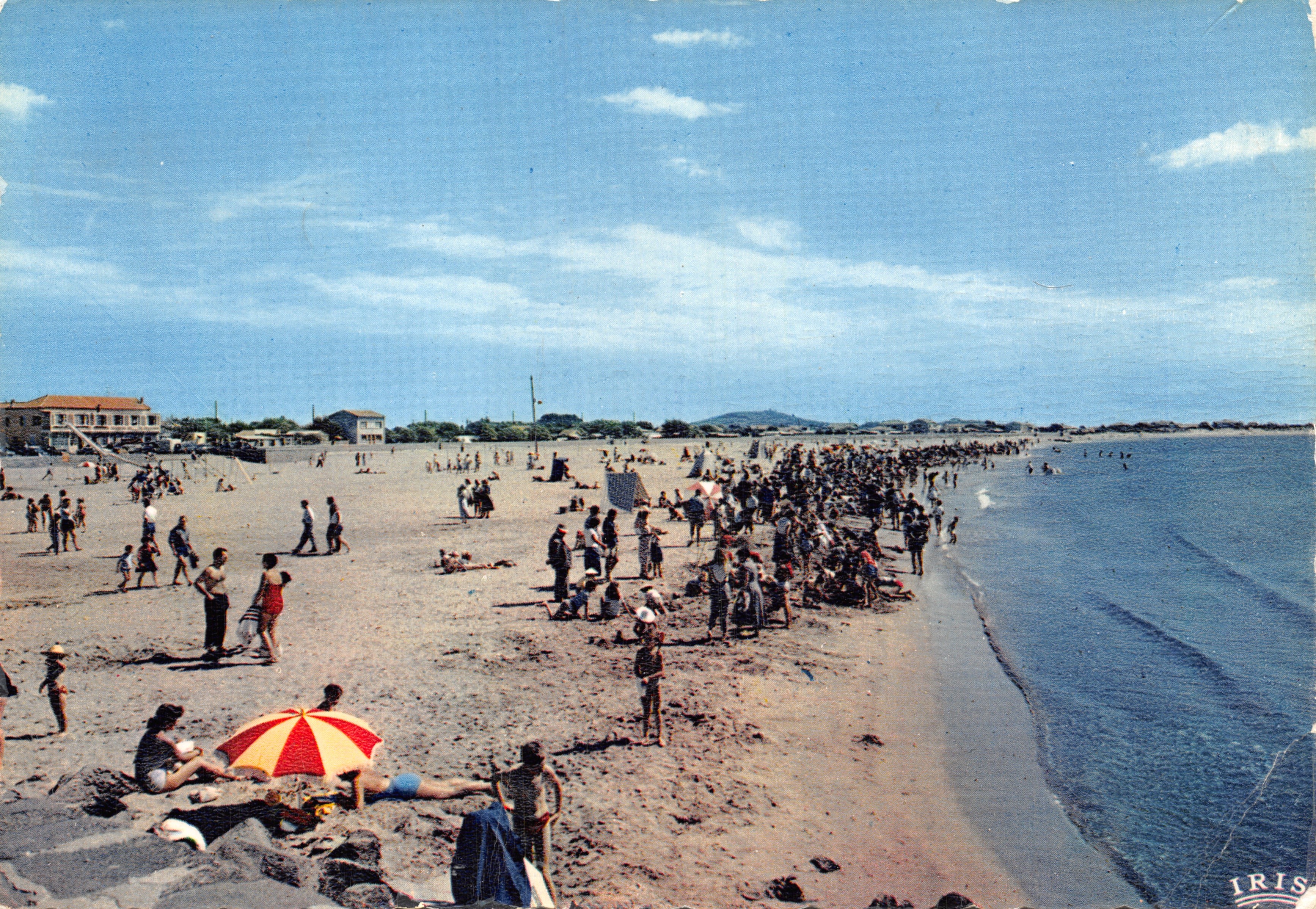 La Playa en Le Grau d'Agde — vista animada con sombrilla rayada — editor IRIS