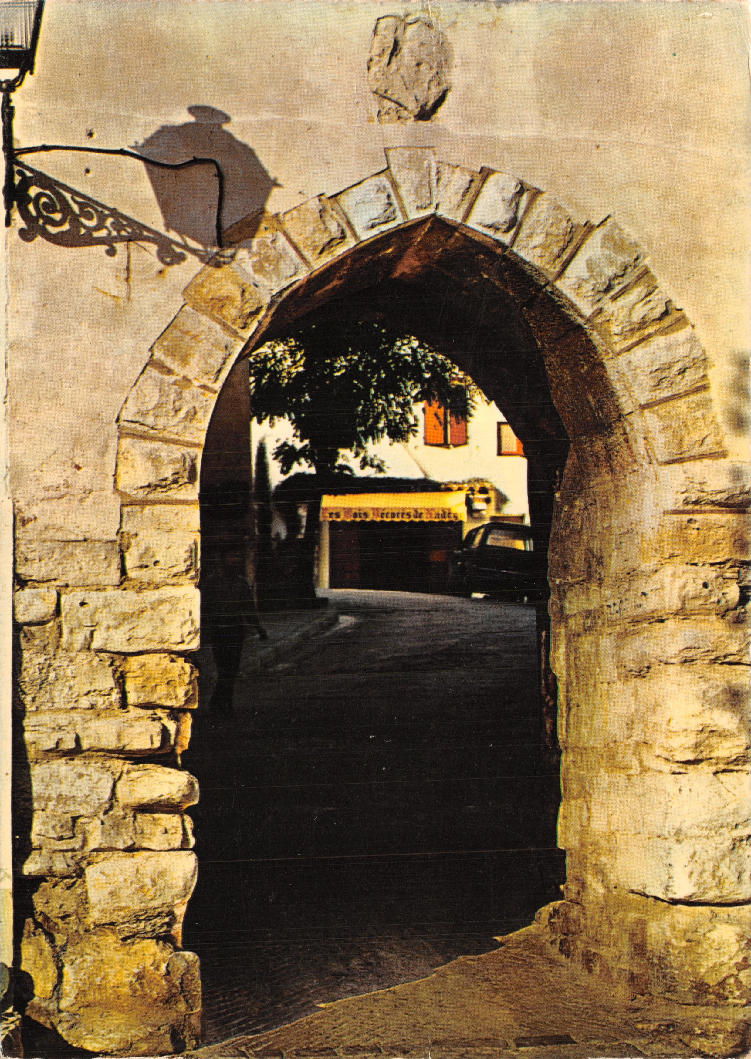 Portal des 12. Jahrhunderts — Le Castellet (Var) — Gedruckt von Combier Imprimeur, Mâcon