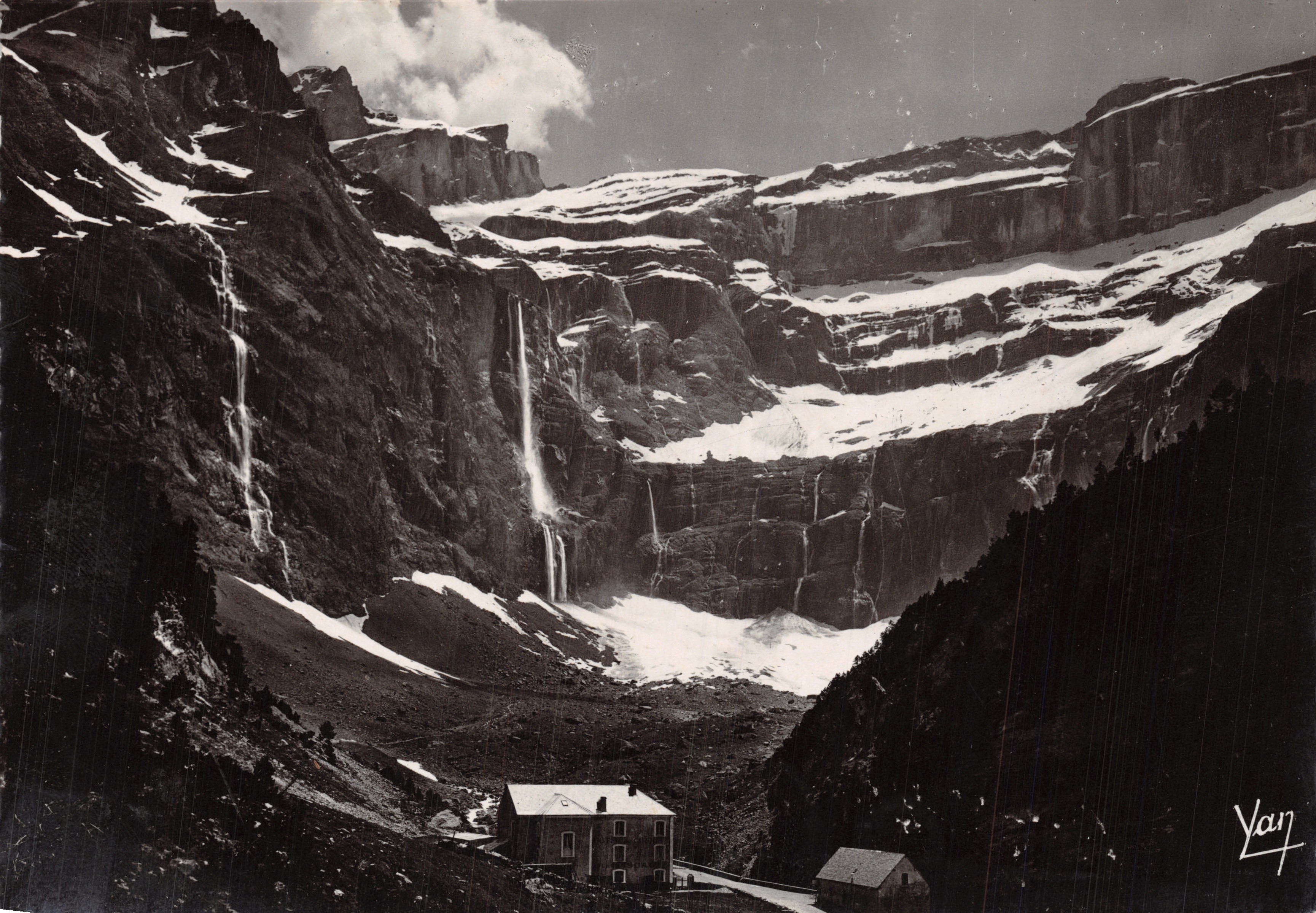 Cirque de la Grande Cascade — vue panoramique avec cascade de 422 m — édition Photo Quinault, Lourdes