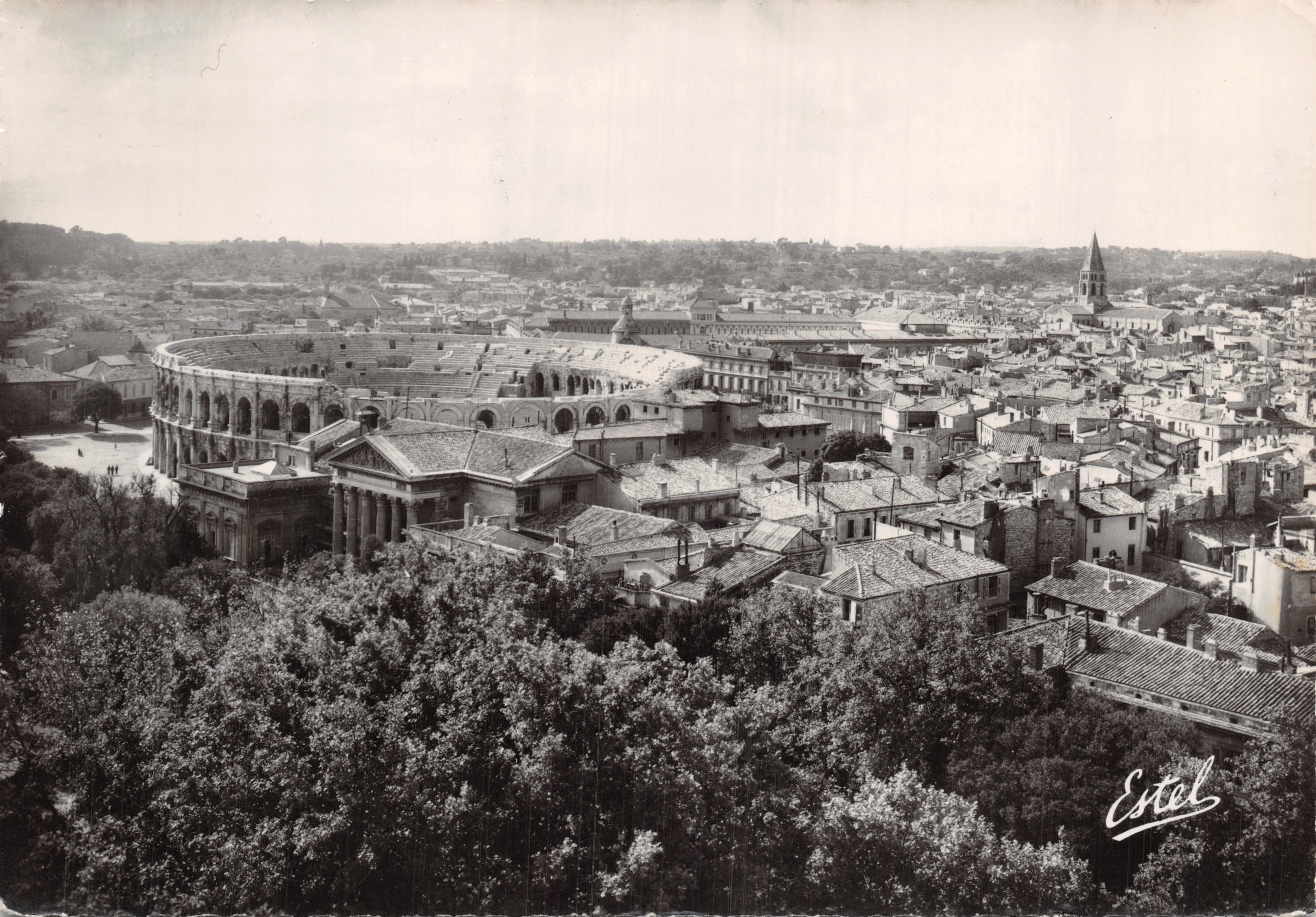 Nîmes — Vue générale sur les Arènes et le Palais de Justice — Estel