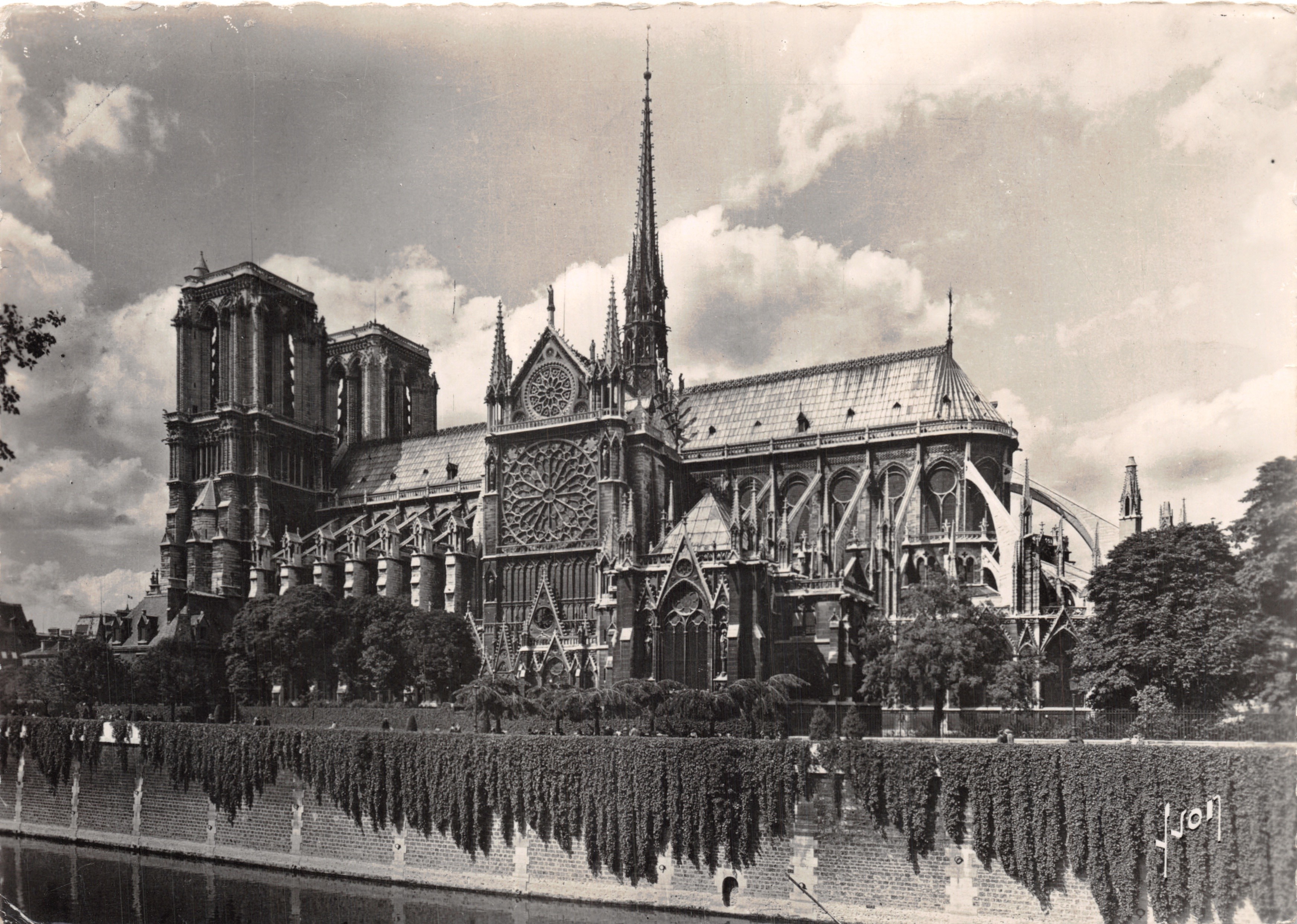 Notre-Dame de Paris — vue de la façade ouest avec le clocher central — éditeur JON
