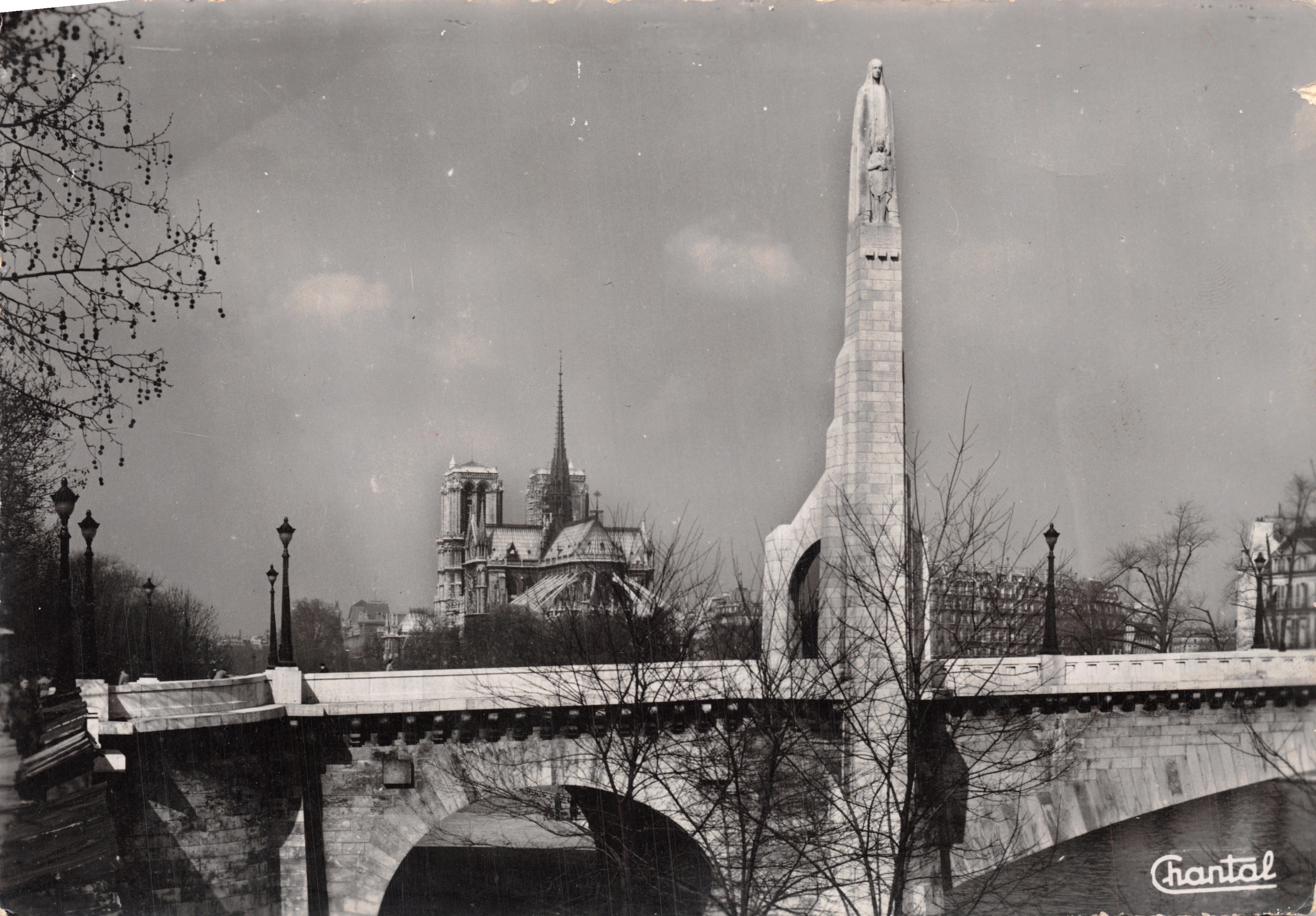 Paris - Pont de la Tournelle — Statue der Heiligen Geneviève, Ansicht mit Notre-Dame im Hintergrund — Éditions Chantal