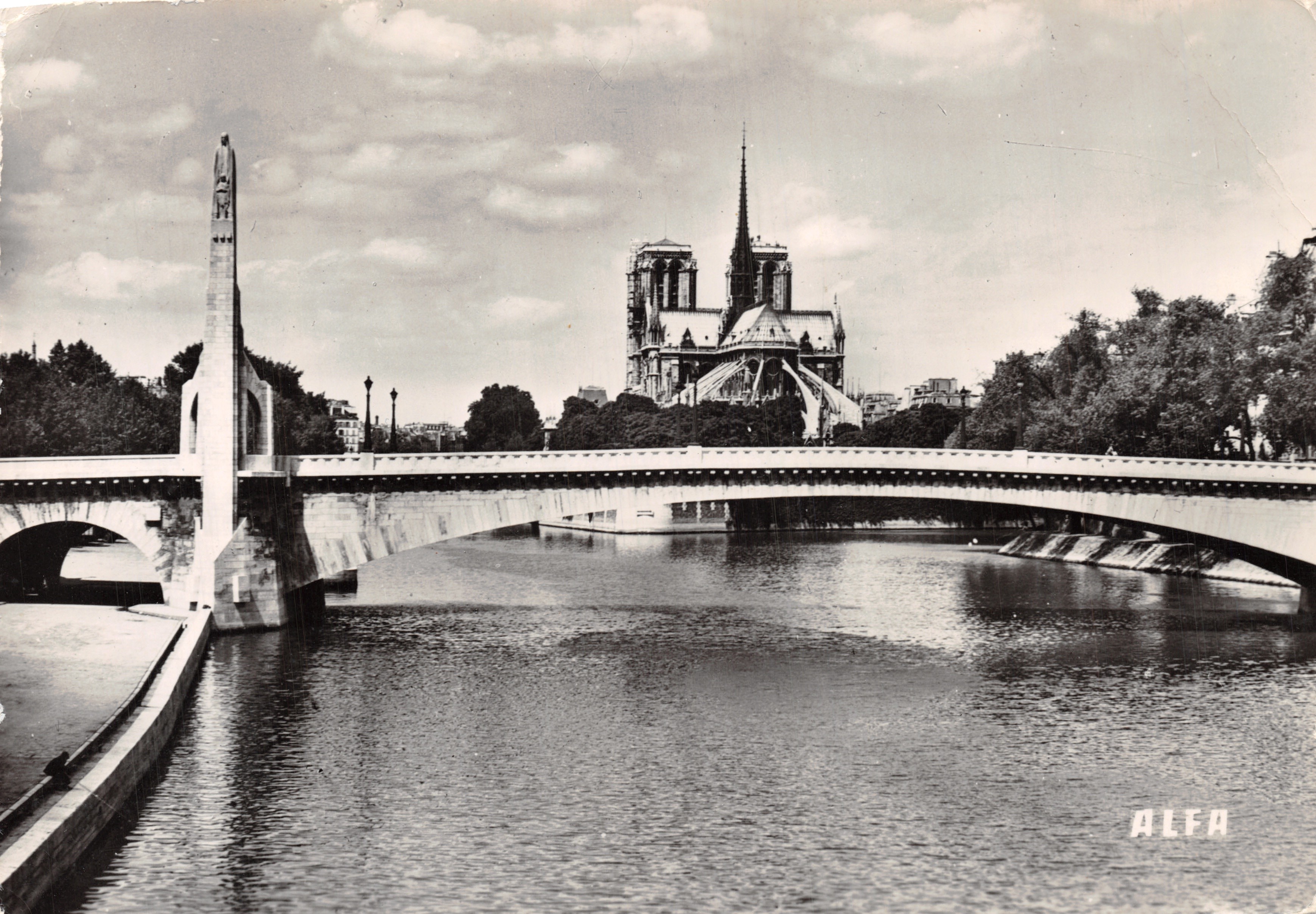 Notre-Dame de Paris — vue depuis le pont d'Arcole, avec le monument aux morts de la guerre 14-18 — édition ALFA