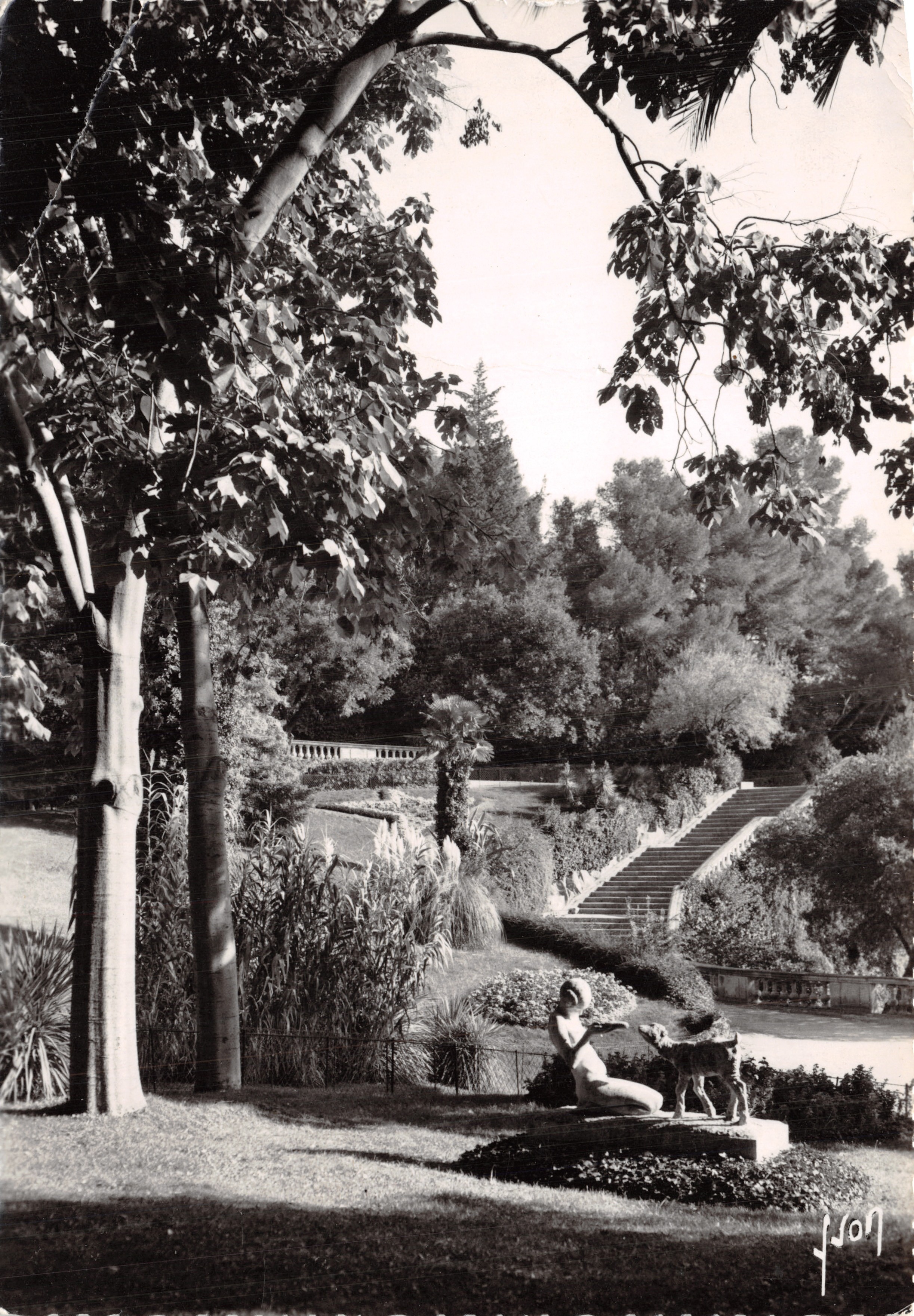 Nîmes (Gard) - Jardin de la Fontaine — statue d'une femme et d'un chien, éditeur Monique, n° I.B. 1237