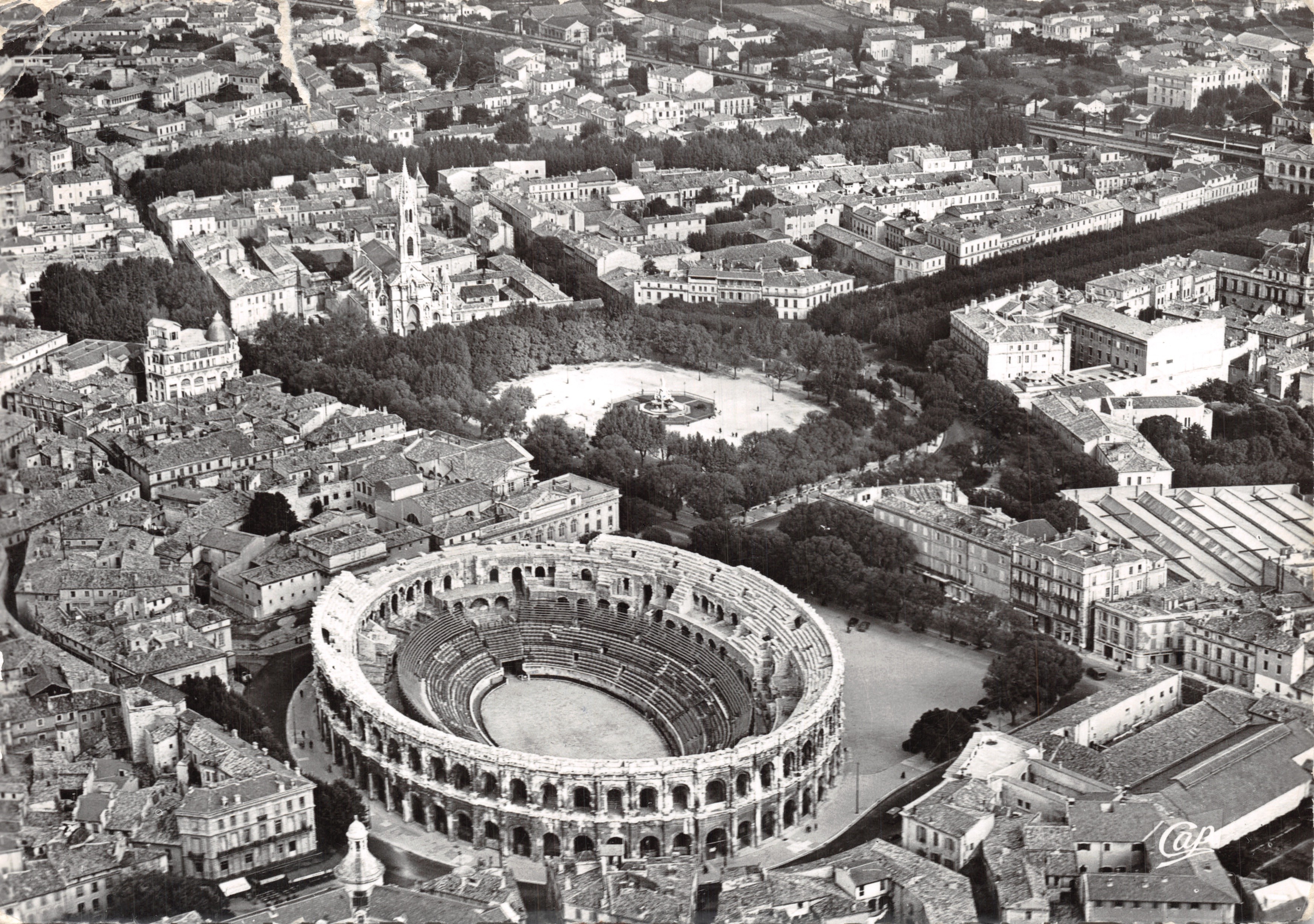 Nîmes — Vue aérienne sur les Arènes et la ville (Cliché Robert Durandaud) — éditeur Real-Photo-Cie des Arts Photomécaniques