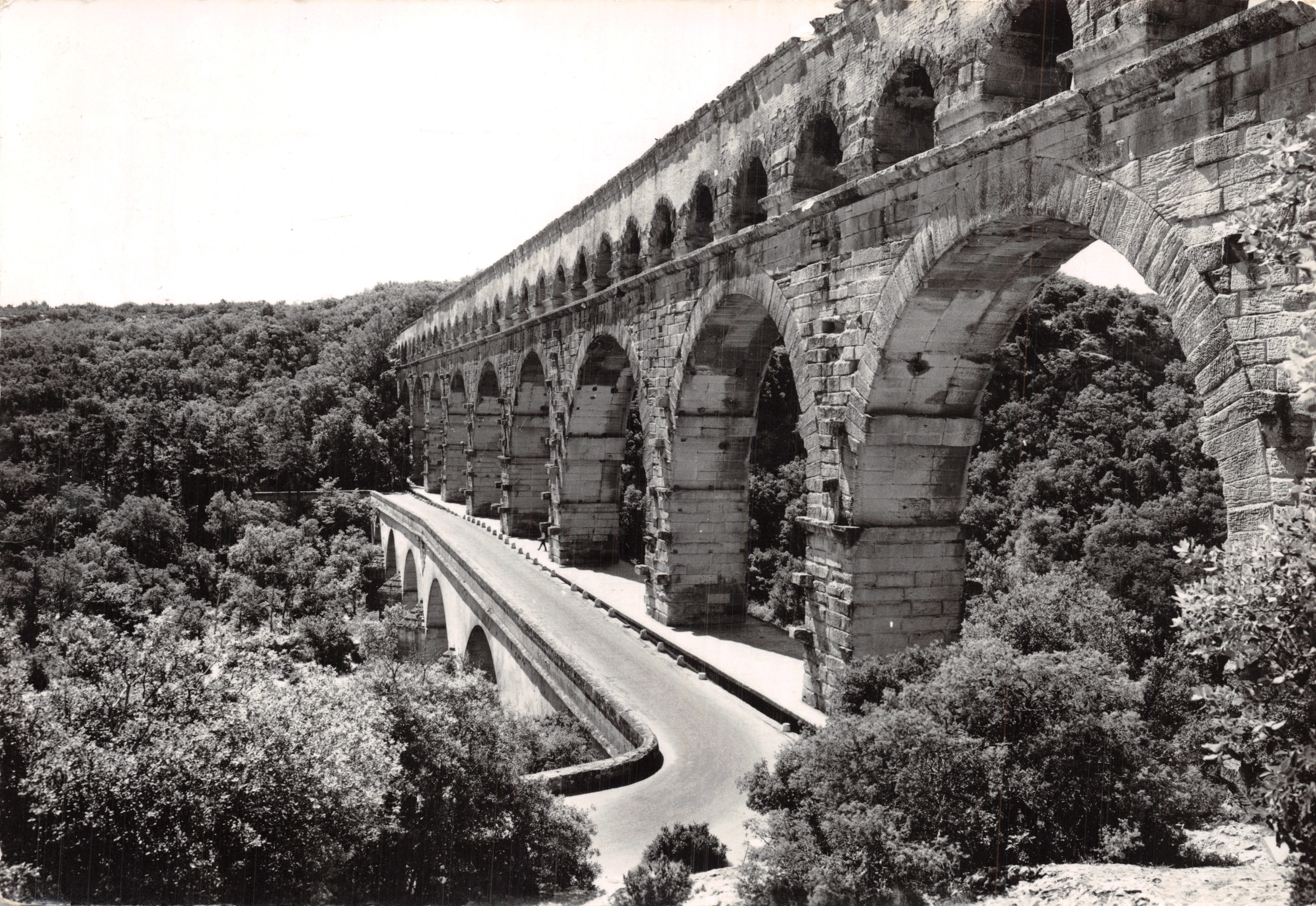 Pont-du-Gard — Acueducto romano y carretera moderna — Éditions S.E.P.T. - 54-28