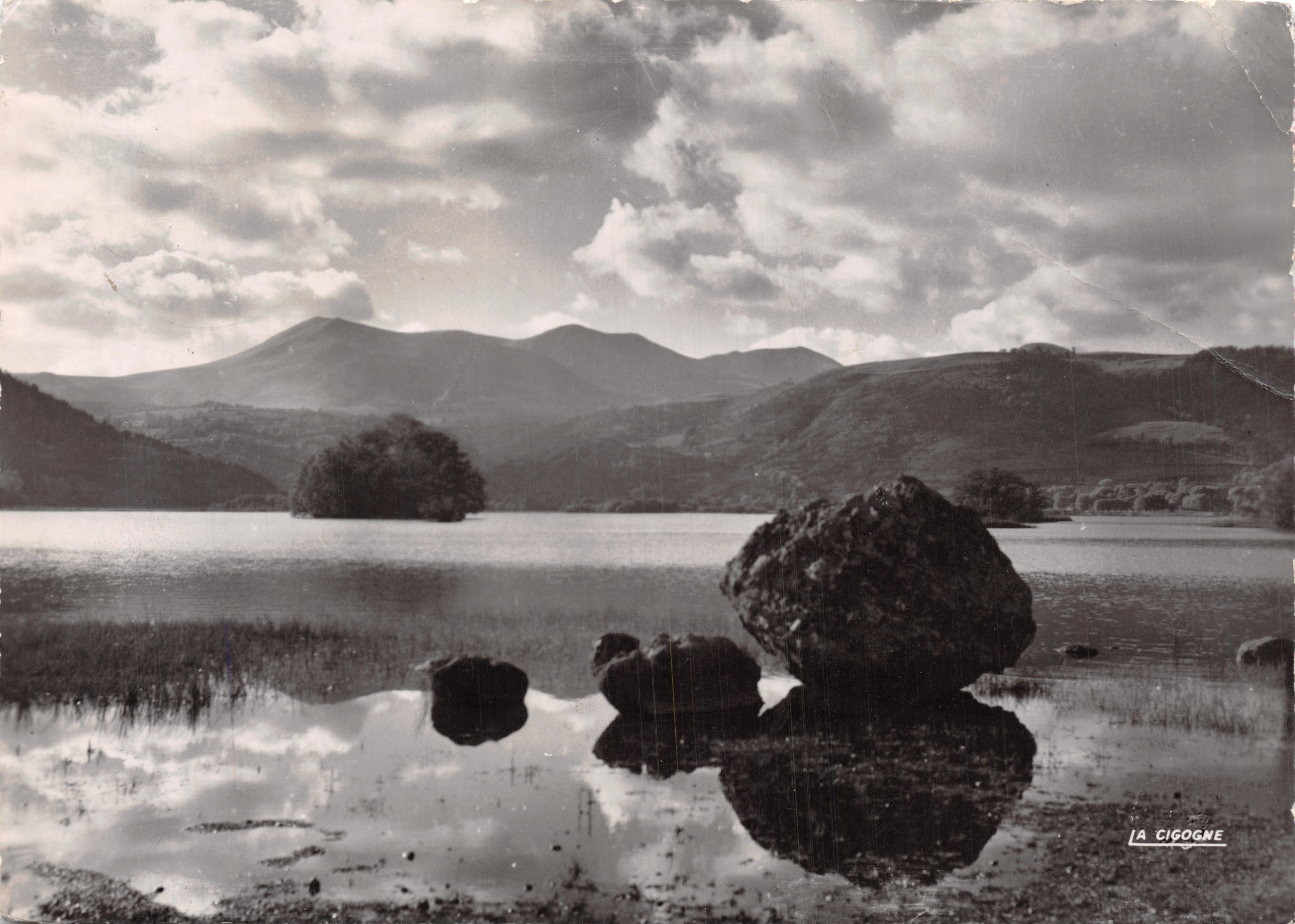 Le rive del lago Chambron — vista dei Puys de l'Angle, du Barbier e de Mone — Éditions LA CIGOGNE