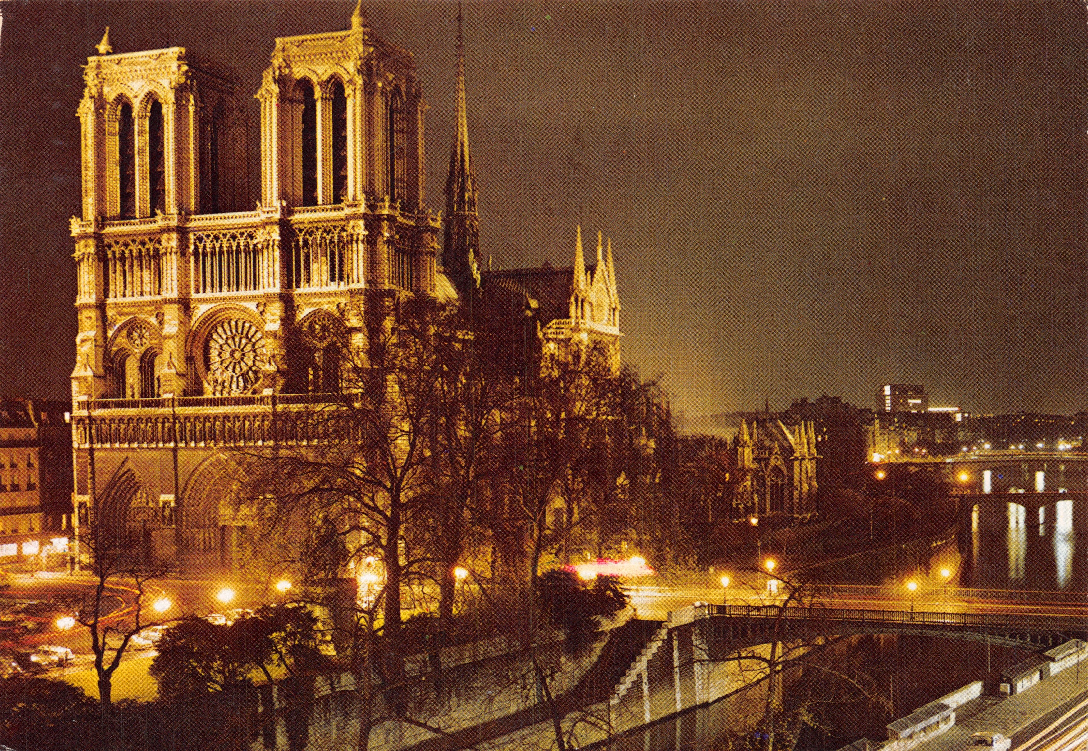 Notre-Dame de Paris — vue nocturne illuminée — LYNA Imprime en France n°898
