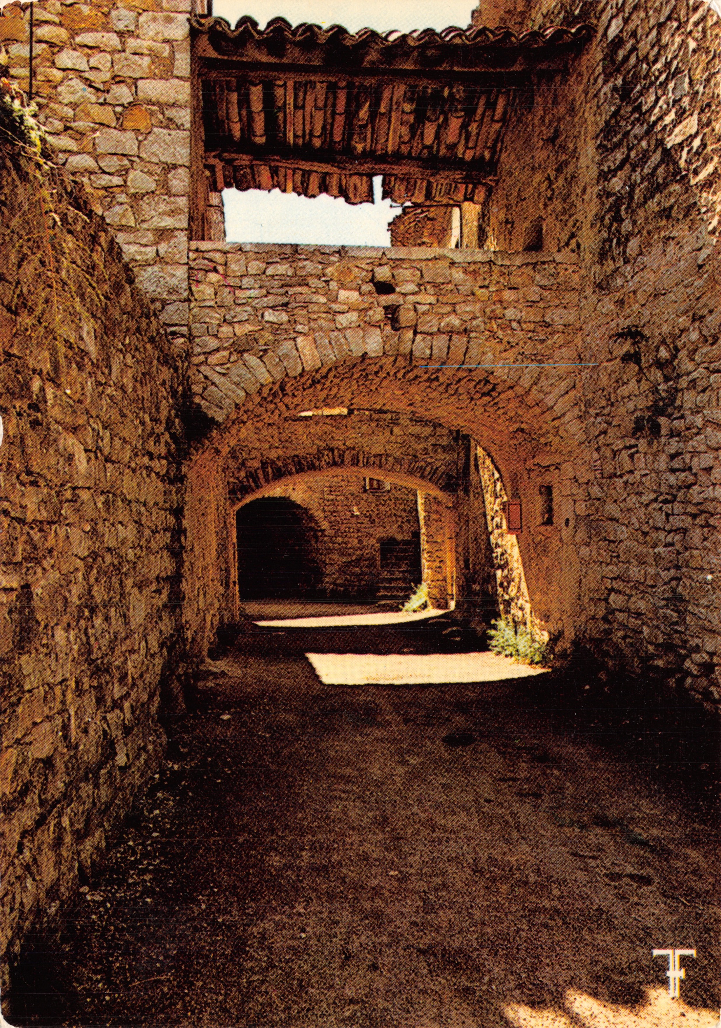 Passaggio coperto sotto un arco — Bas Vivaraïs, Plateau des Gras, Les Sallèles — Edizioni Septarts
