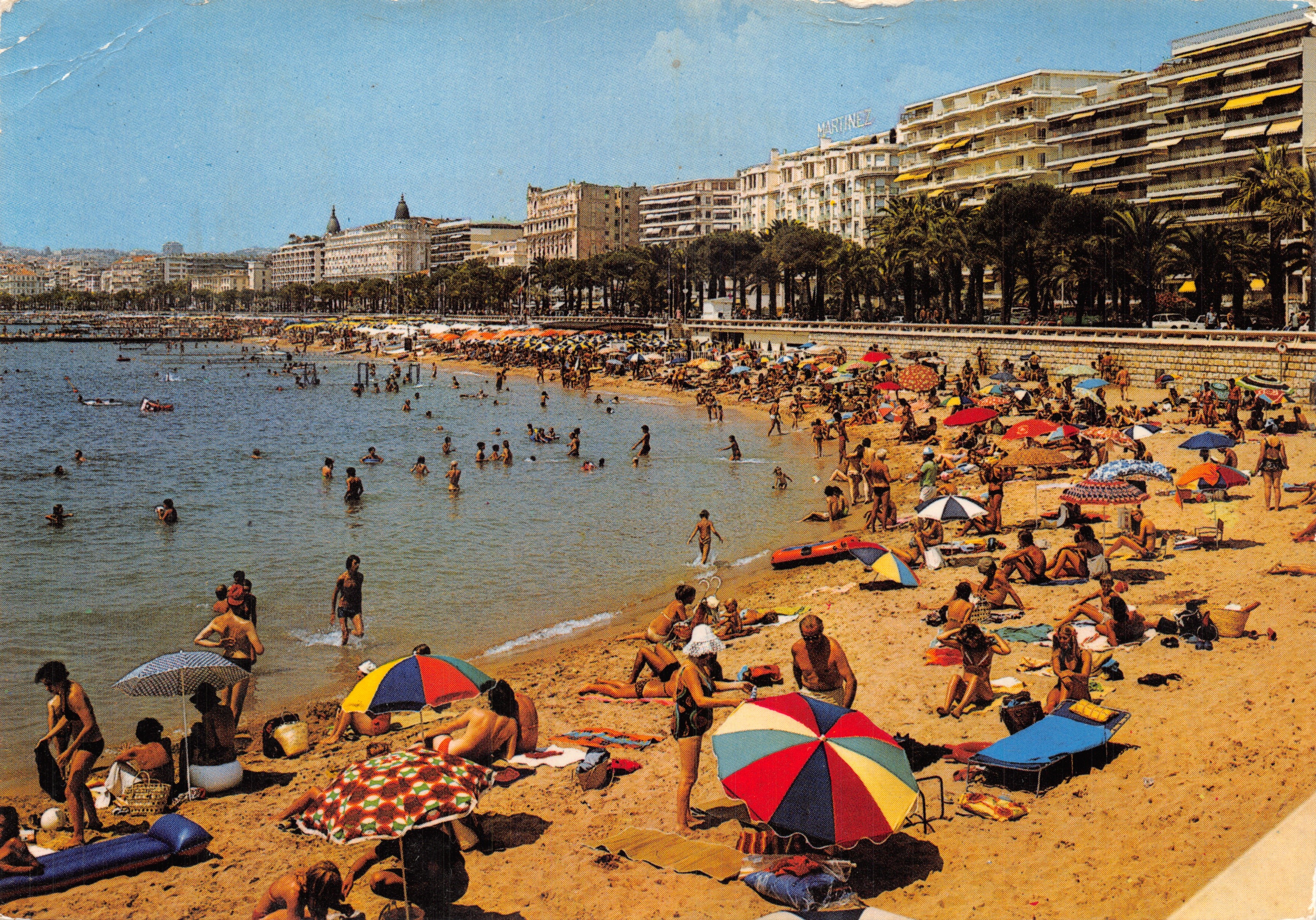 Plage de Juan-les-Pins — vue animée avec hôtels Martinez et palmiers — Éditions d'Art Altari