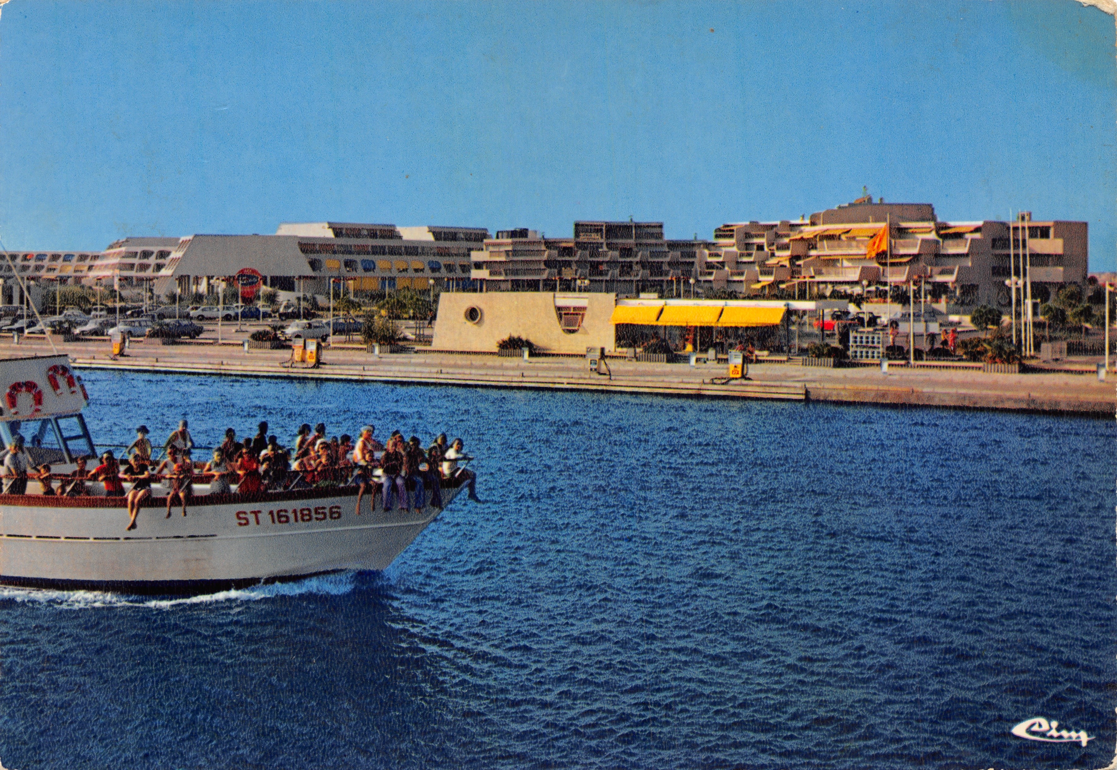 Touristenboot in Port-Camargue — Ansicht des Hafens mit modernen Gebäuden — Verleger Combiér Imprimeur