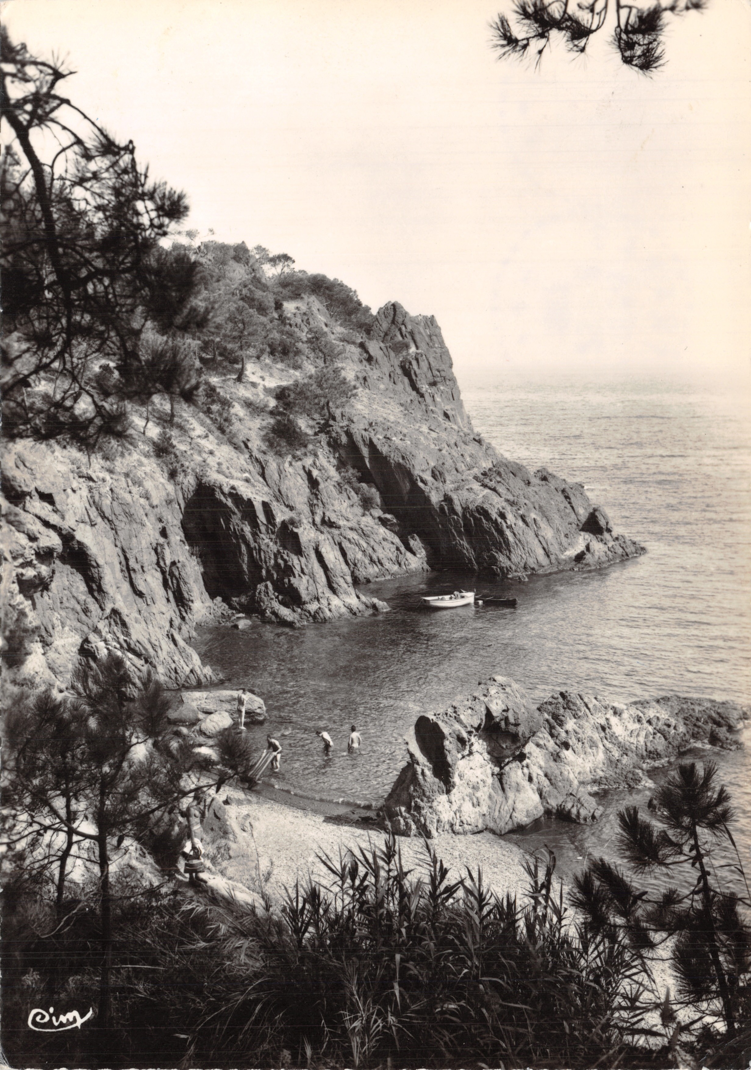 Spiaggia di Calanque — vista da un promontorio roccioso — editore CIMY