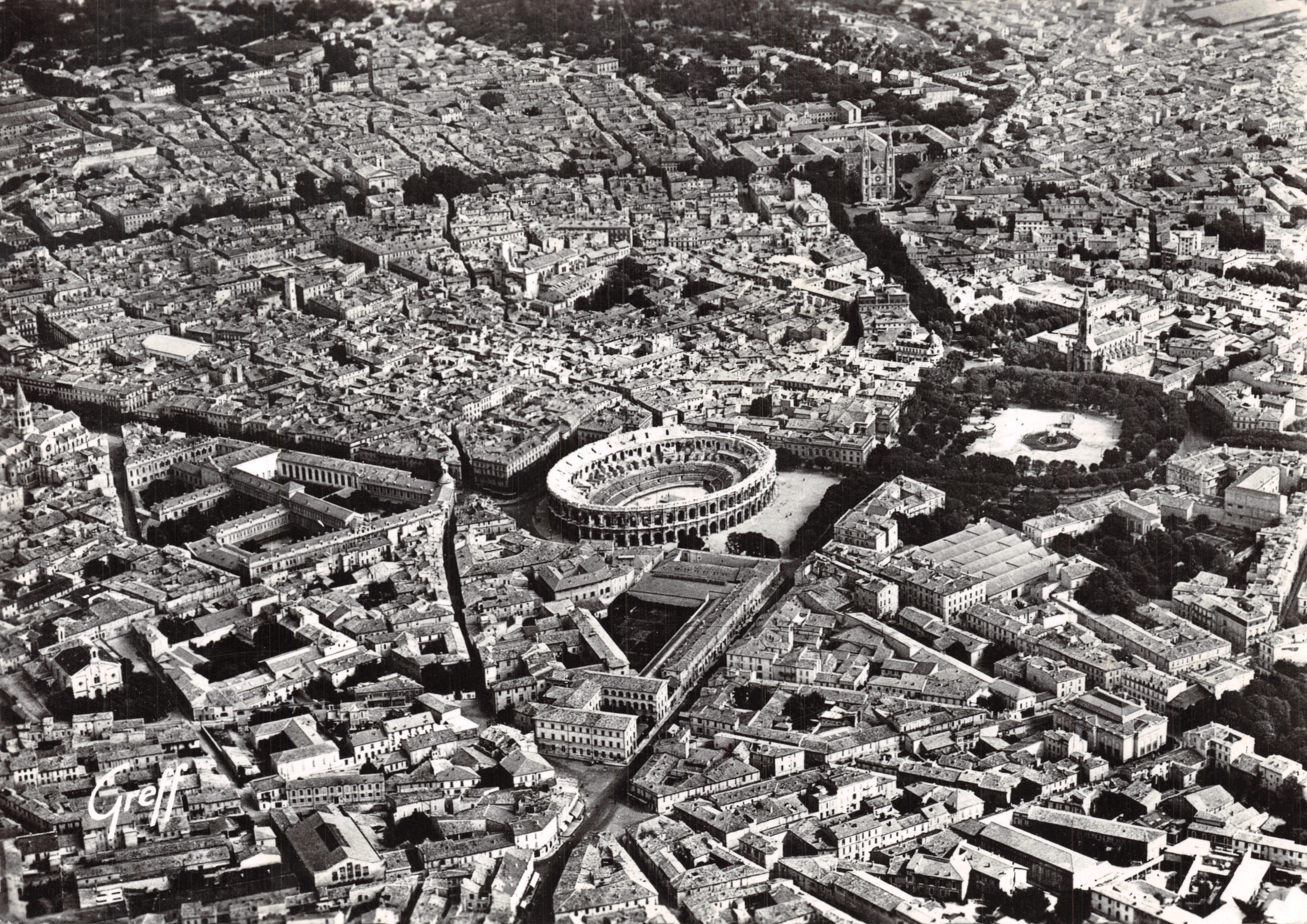 Nîmes — Vista aérea de las Arenas y de la Esplanade — Editor GREFF, Paris
