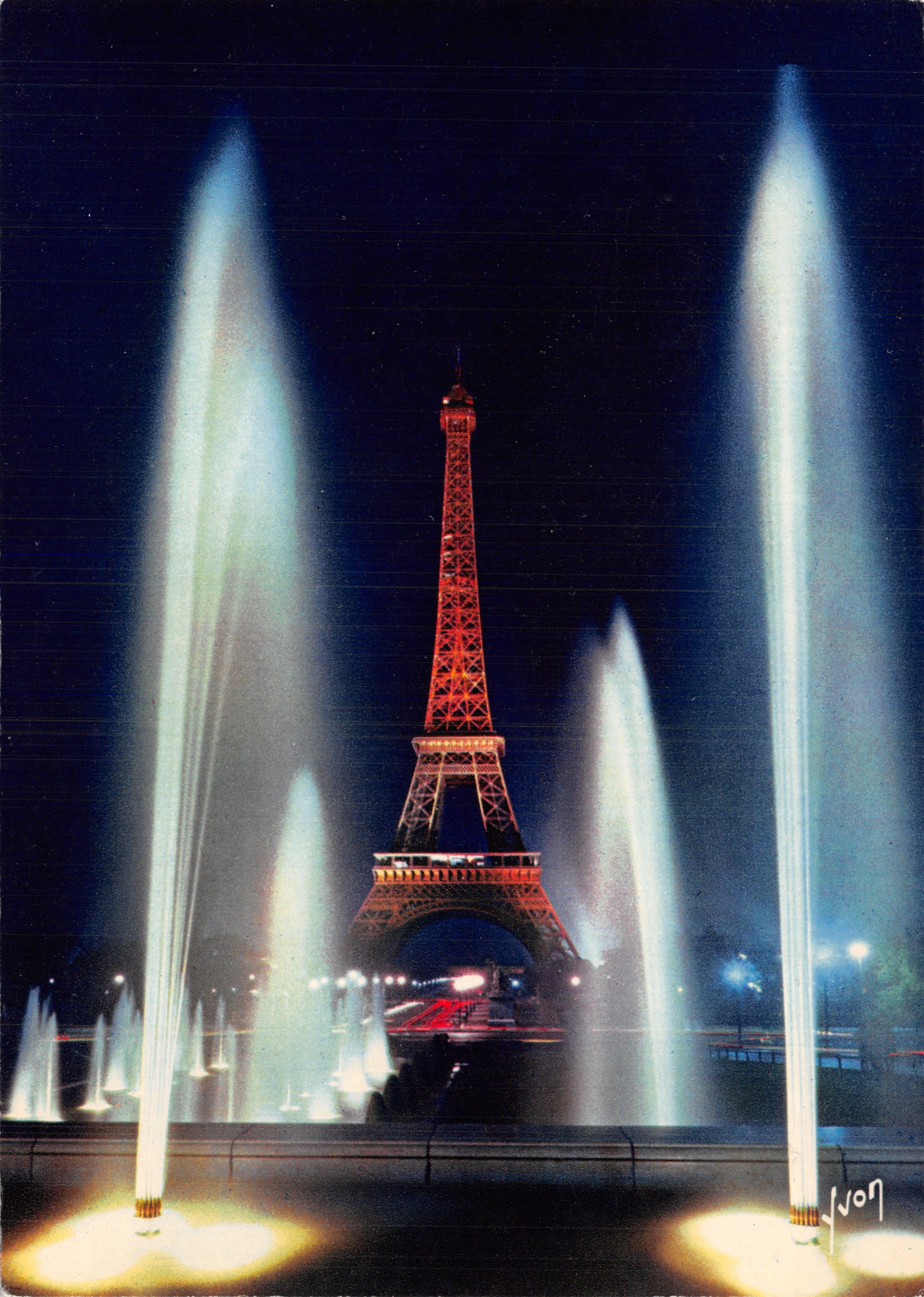 Parigi — Torre Eiffel illuminata, vista dai giardini del Palais de Chaillot — Éditions d'art Yvon