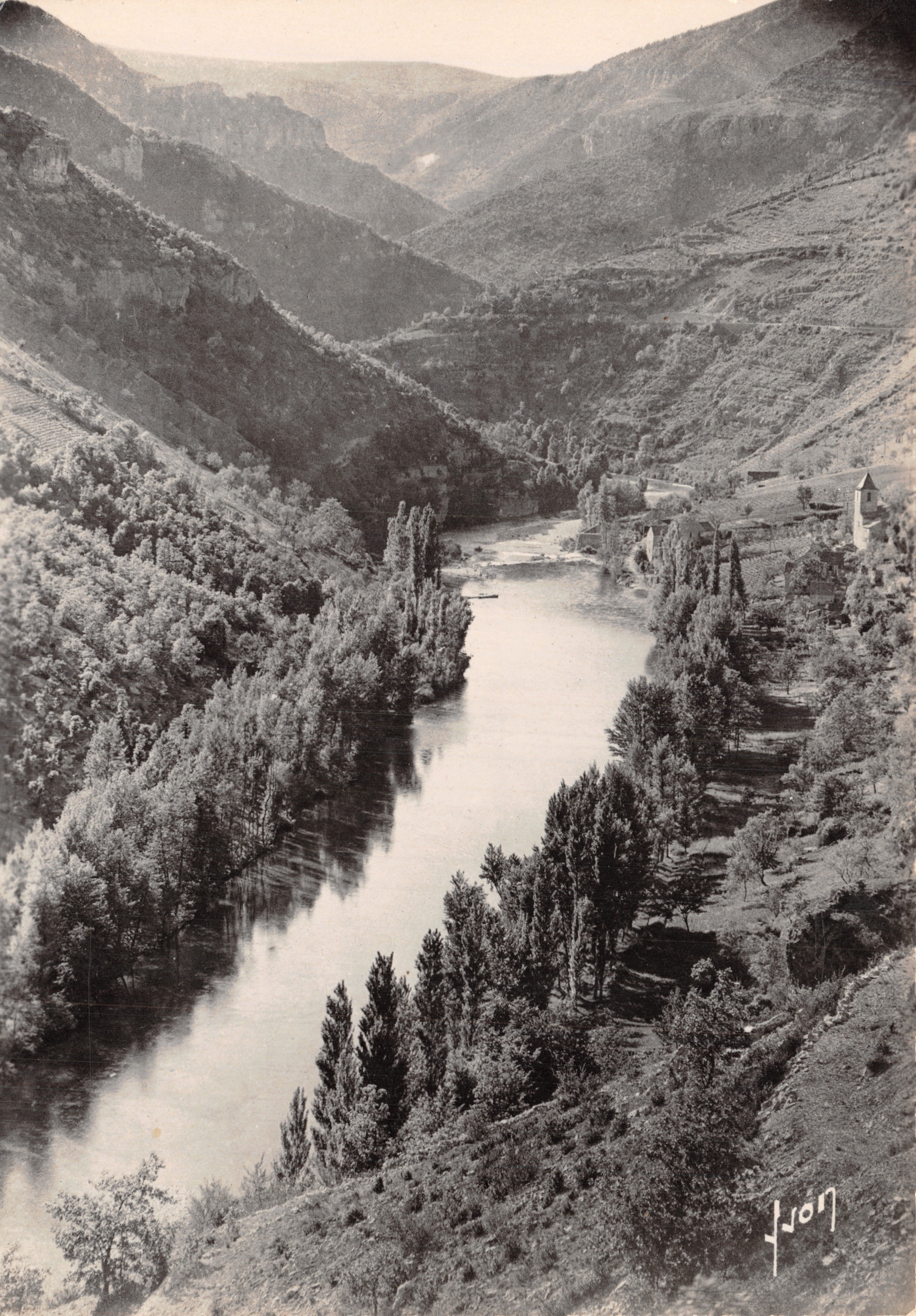 Gorges du Tarn — panoramische uitzicht met oevers en dorp — uitgever Yvon, n° I.B. 2533