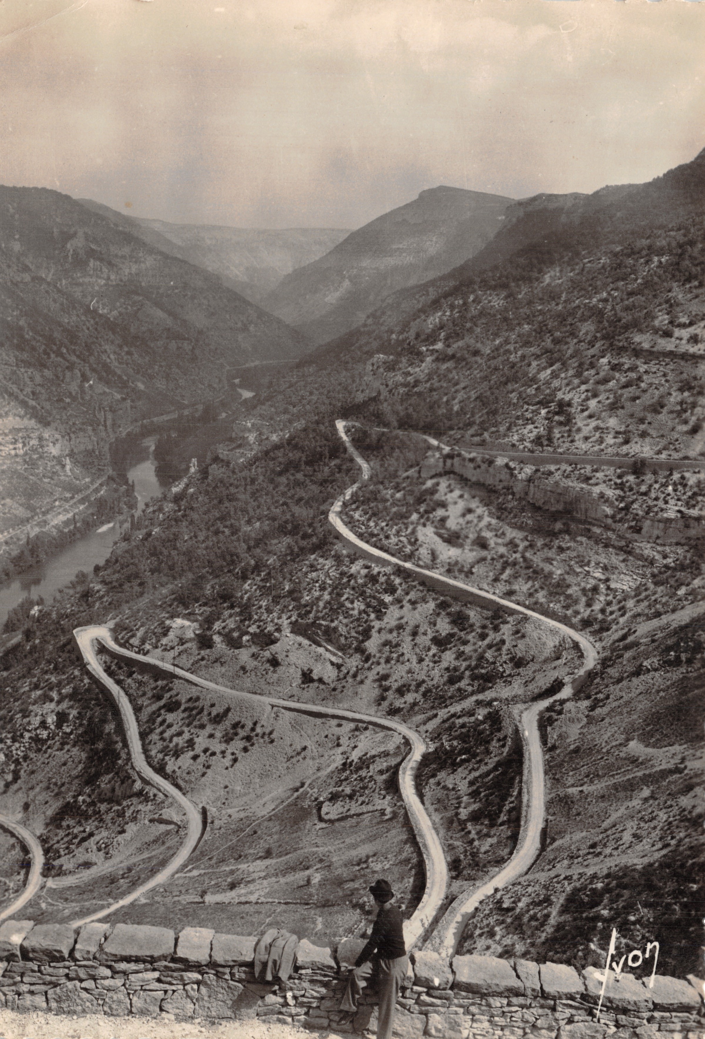 Garganta del Tarn — Los giros de la carretera — Editor: Art Yvon, París
