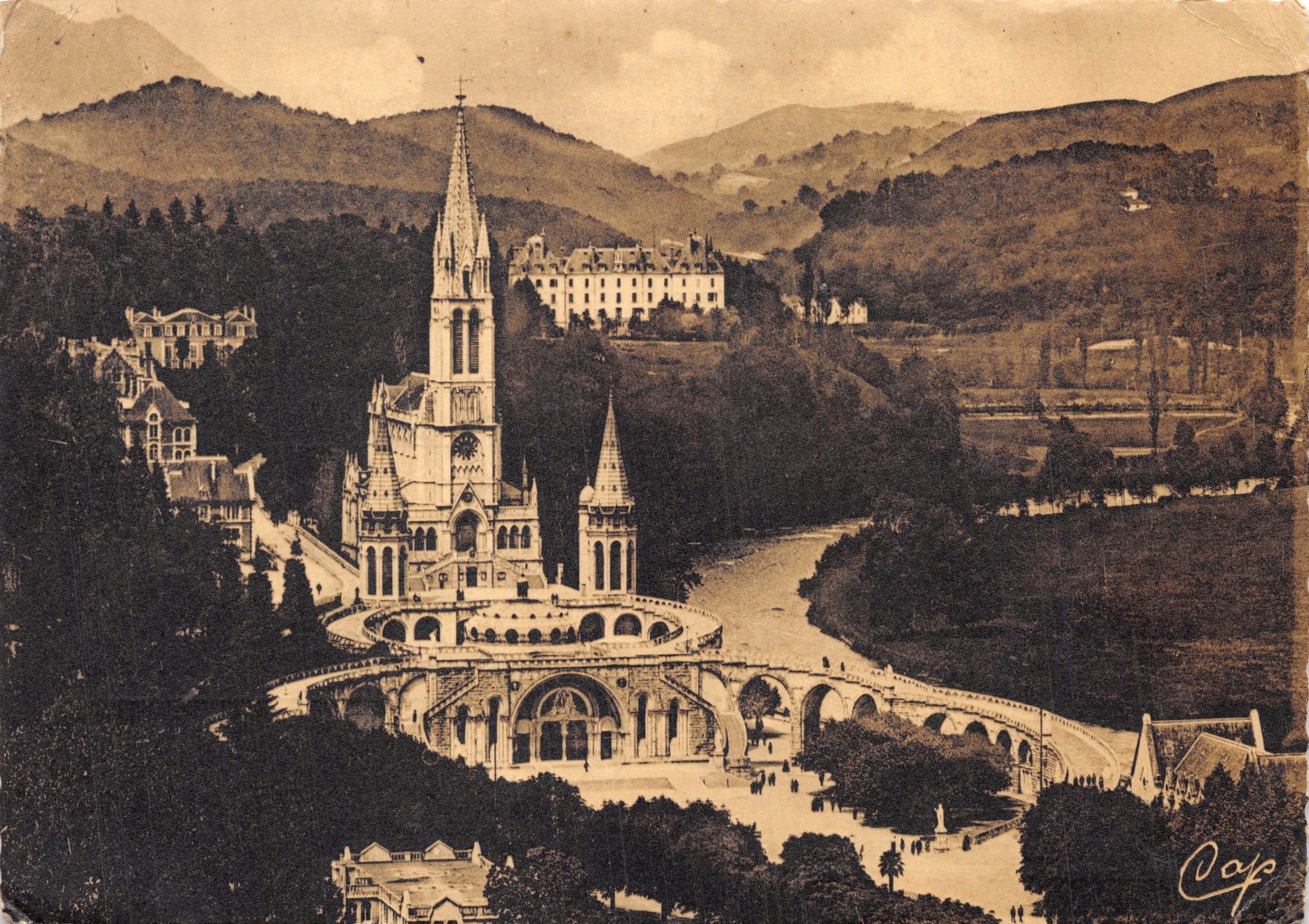 Lourdes — Basílica de Nuestra Señora del Rosario — vista tomada desde el castillo fortificado, editada por Arts Photomécaniques de Strasbourg-Schiltigheim